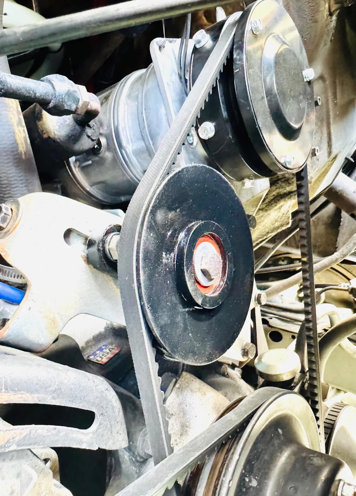始動時の異音が気になってたRally号のA/Cテンショナープーリー。
ベアリング打ち替えが無事完了。
目当てのベアリングを随分探してみたものの外径厚みは合えど内径が合わず、倉敷の義理の兄にお願いして旋盤でステンレスのスリーブを作ってもらった。
ベアリング挿入はプーリーをヒートガンでかなり温めて、冷凍庫に入れて冷やしたベアリングをストンとはめ込んでCリング留めて完了。
おかげでパーフェクトフィット♫
エンジンルームから異音も消えて嬉しい☺️
ミニ旋盤が欲しい今日この頃。