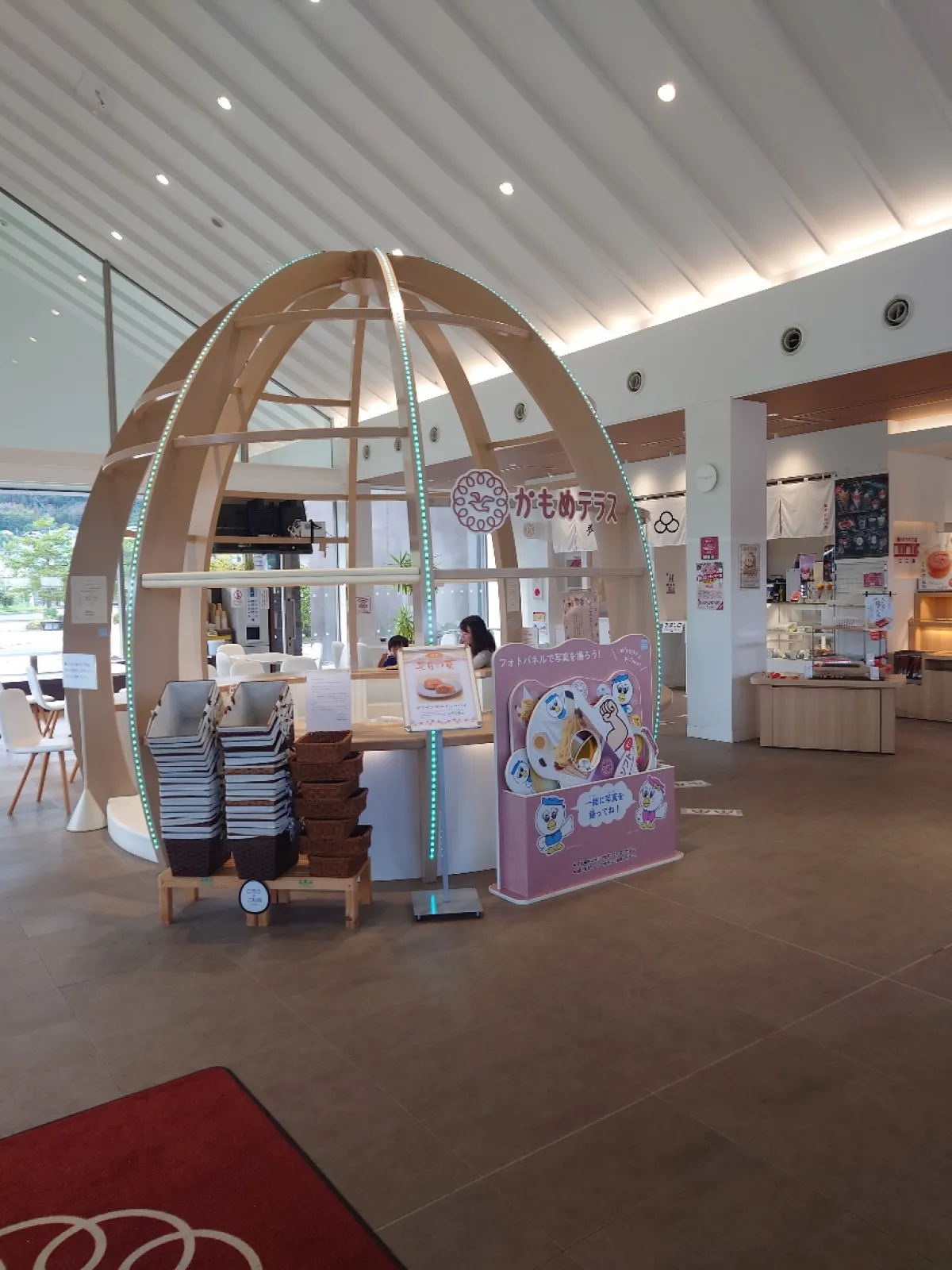 店内の卵のオブジェ