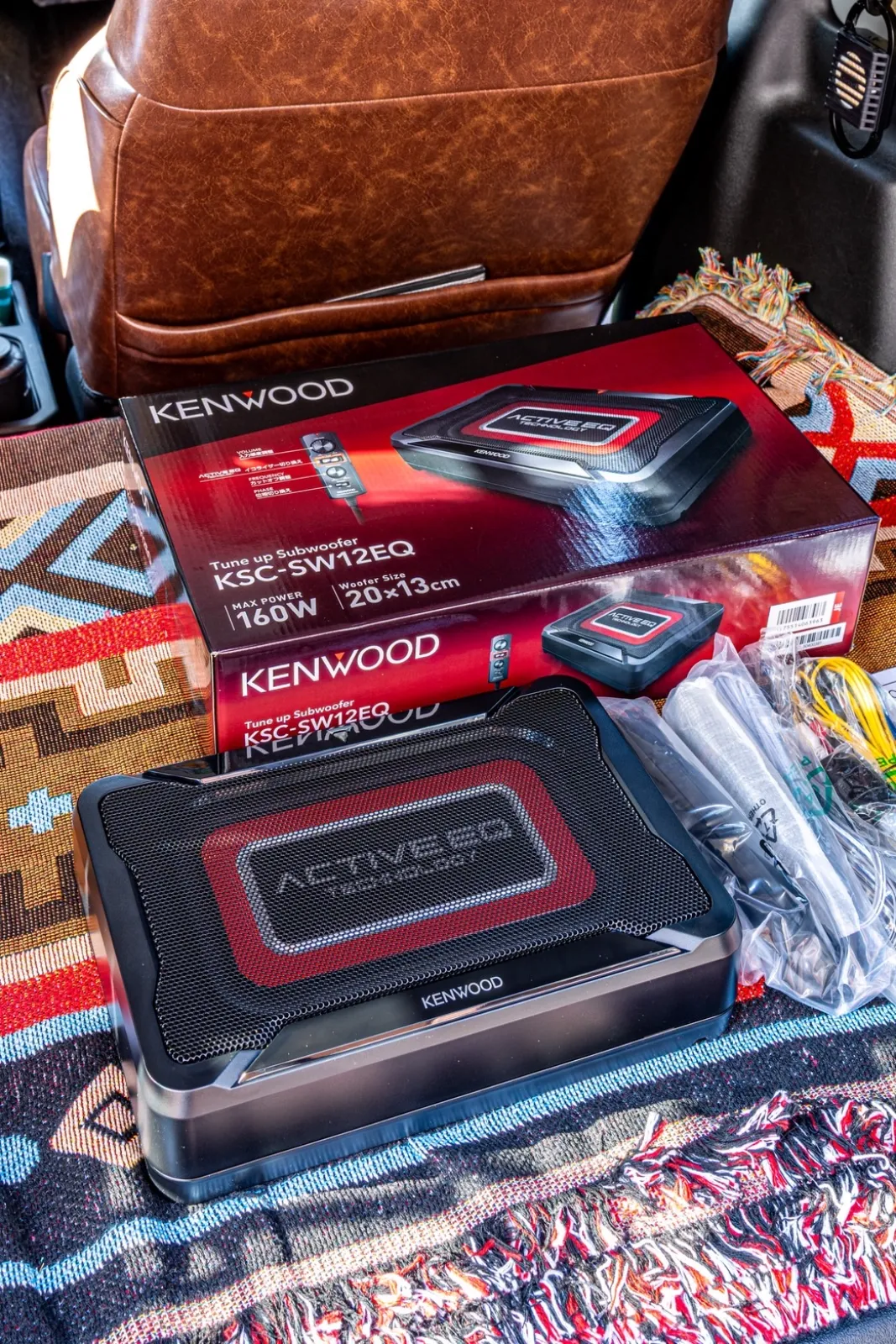 MOBILAモニターキャンペーン2025で、KENWOOD KSC-SW12EQに当選しました✨😍
早速取り付けてみたので感想をまとめます👇

設置場所は助手席シート下です💫

🔧 取り付け：★4
取扱説明書を見ながら進めれば、電装に慣れている人なら約1時間で取り付け可能。慣れていない方はカーショップにお願いするのがおすすめです👌

🎨 デザイン：★5
高級感ある見た目が気に入りました！
しかもリモコンがジムニーシエラ(JB74)のディスプレイオーディオ横にシンデレラフィット🤣✨

🎛️ 操作性：★5
リモコン操作が直感的でわかりやすく、曲ごとに気軽に調整できるのが◎

🎶 音質：★5
久しぶりの重低音に感動🤩 これはクセになる…‼︎‼︎

⭐️ 総合評価：★5
この価格帯でこの音質は正直「買い」🔥
昔なら+3〜4万円してたんじゃないかな…と感じるほどの満足度です🤔

PR @kenwood_car_elec_jp @mobila_carlife 
#MOBILA #ﾓﾆﾀｰﾌﾟﾚｾﾞﾝﾄ2025 #PR