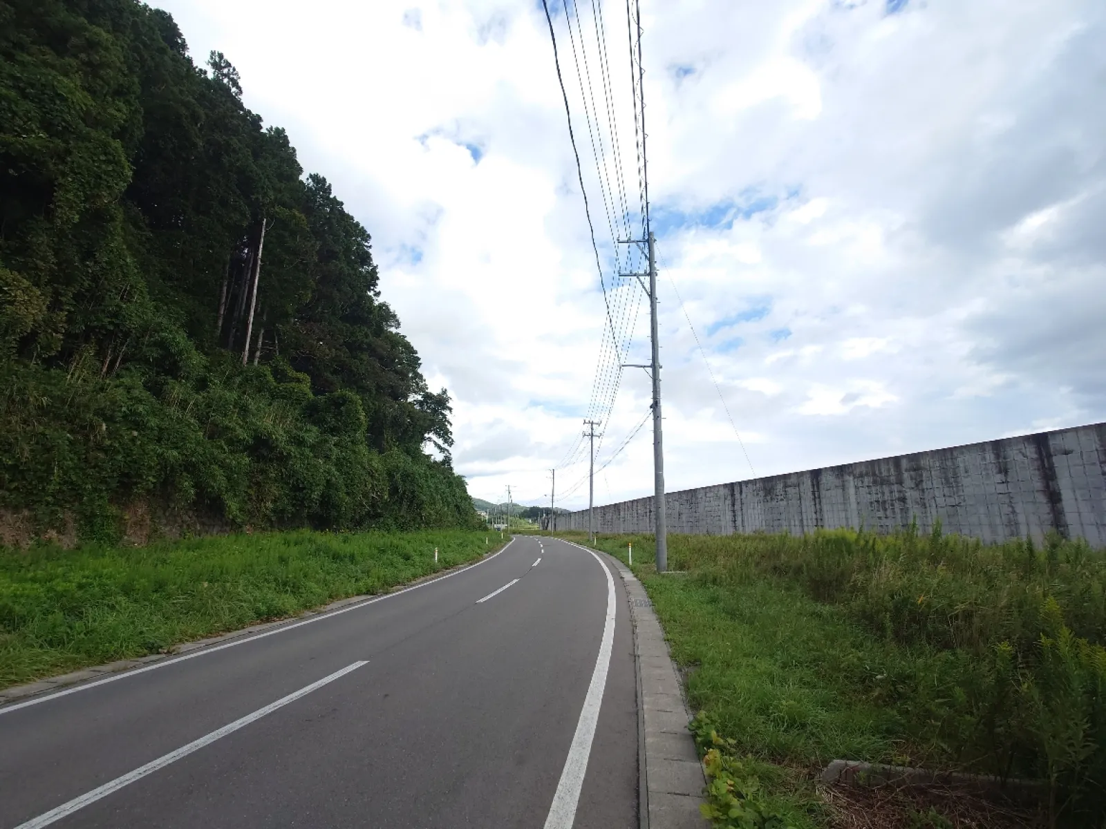 映画「すずめの戸締まり」の聖地
脇之沢漁港付近の道路
