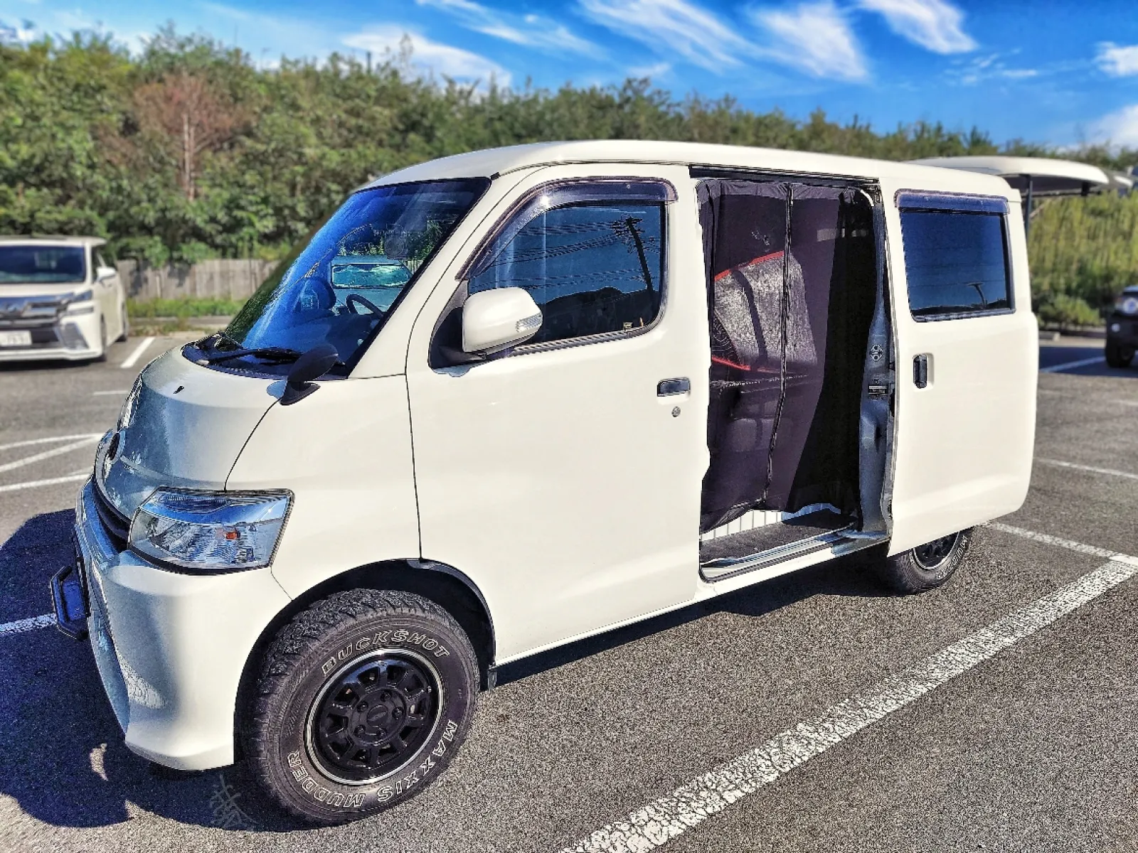 今夏の車中泊で最も大活躍したアイテムは、間違いなくコレでした。

「サイドドアの防虫メッシュ」。

これ、本来はリアハッチ用だけど、サイドドアにも流用可能なんです。

マグネット式なんで、簡単にチャチャっと装着完了！
しかも、装着したまま問題なくスライドドアも閉まります。