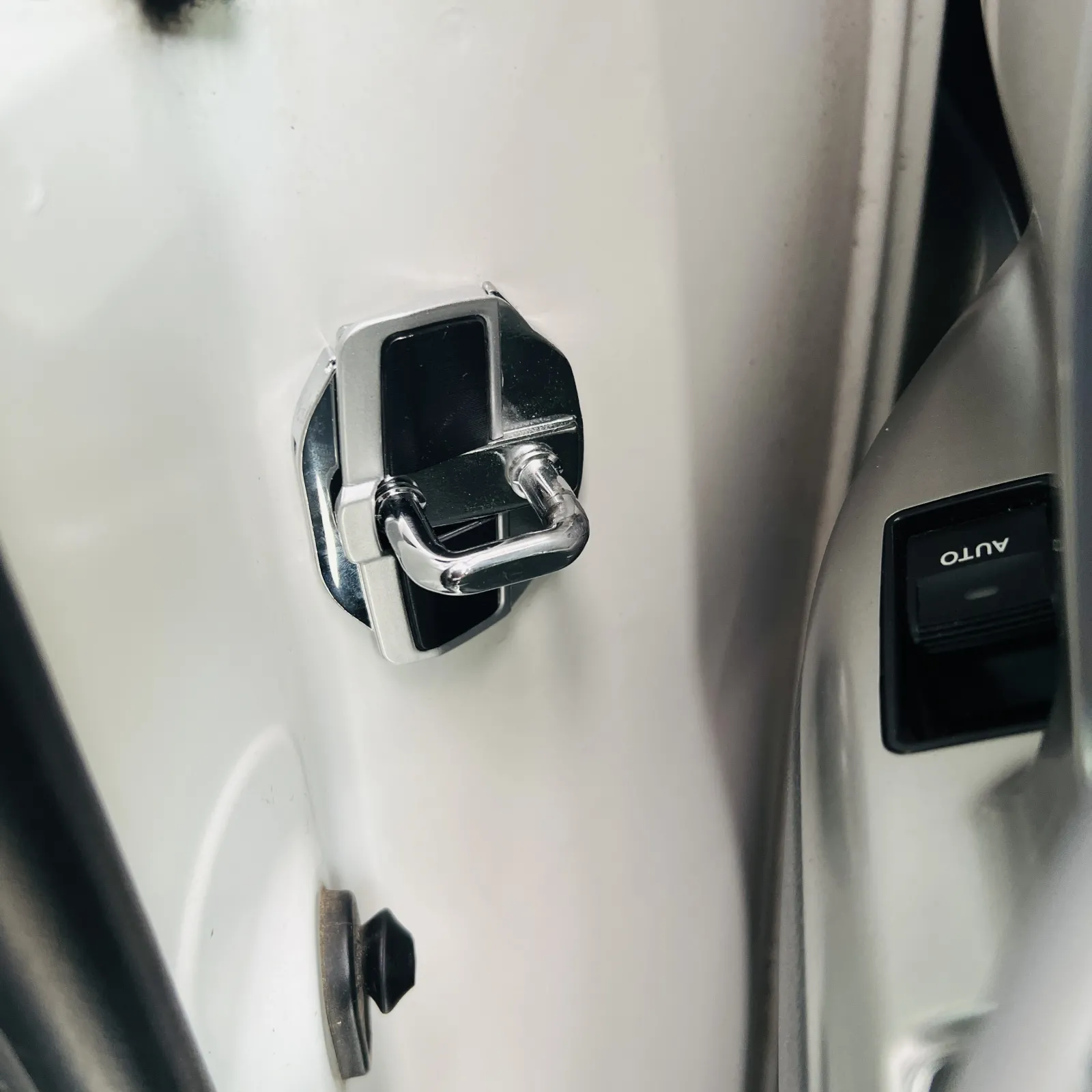 メーカーでは装着不可とされる、スライドドアへのドアスタビライザー装着を決行致しました。