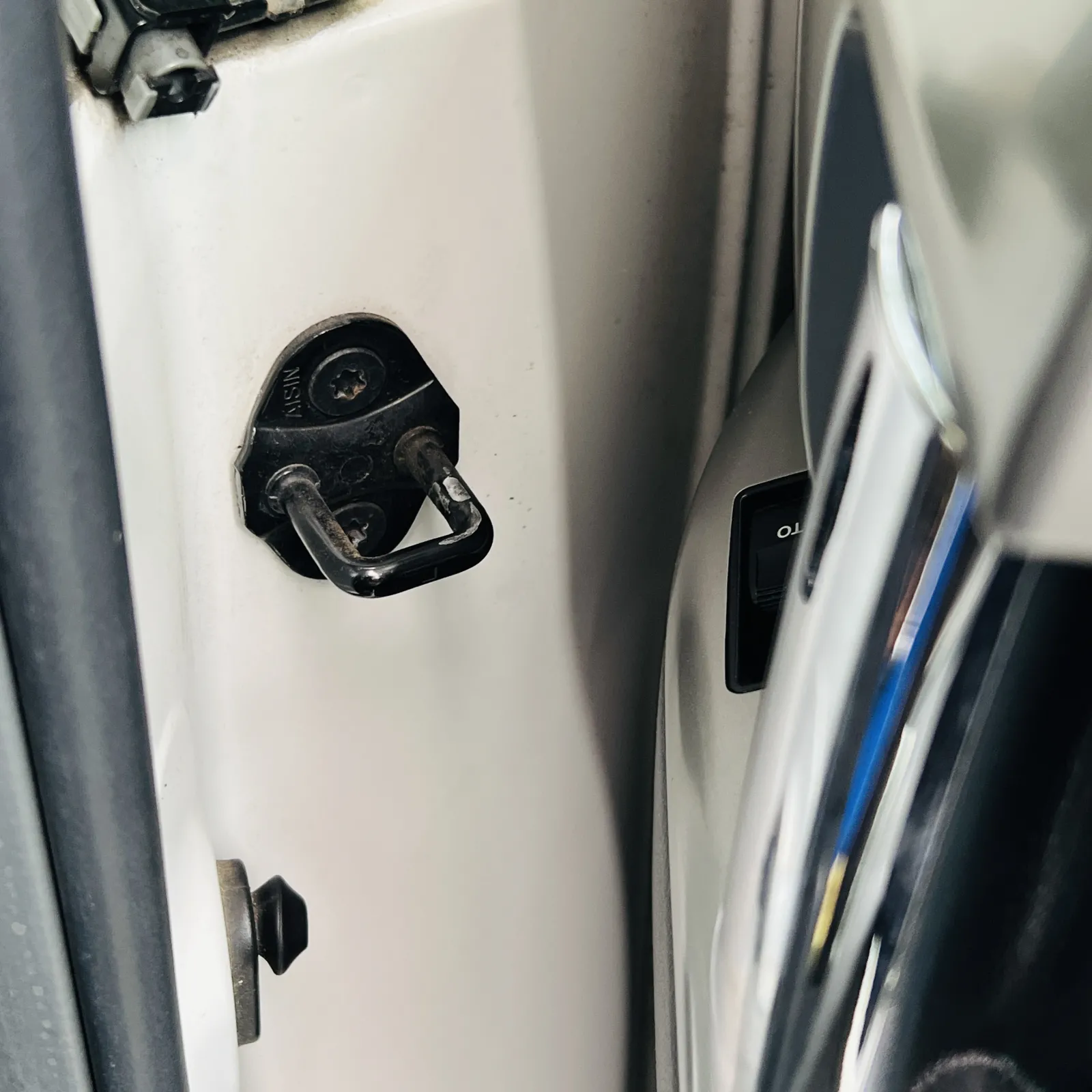 見ると形状がフロントドアとおんなじっぽいのでいけそうです。（たぶん）