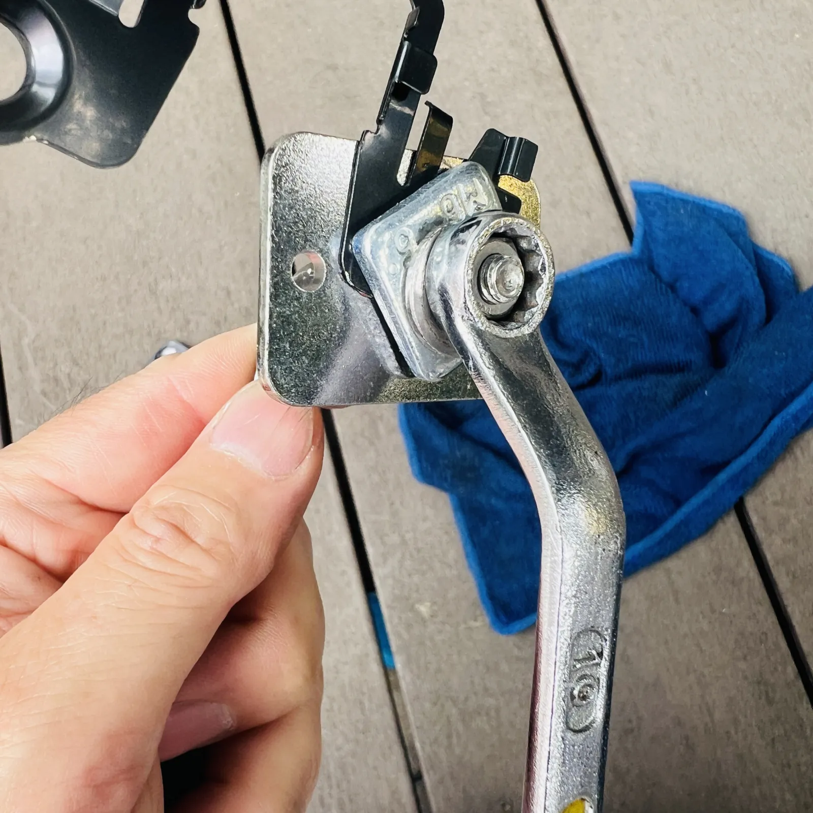 万力で潰す手も考えましたが頑丈な穴空きプレートで挟んでボルトアンドナットの圧迫で平にします