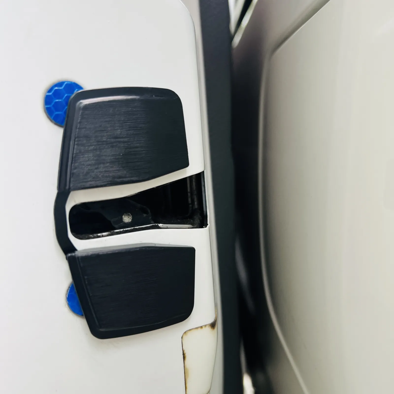 バッチリです。
スライドドアは電動なので半ドアになったりせずしっかりと締まります。
この後試走して来ましたが。
思わずにやけてしまうようなボディー剛性です。
ハンドリングが全く変わりました。