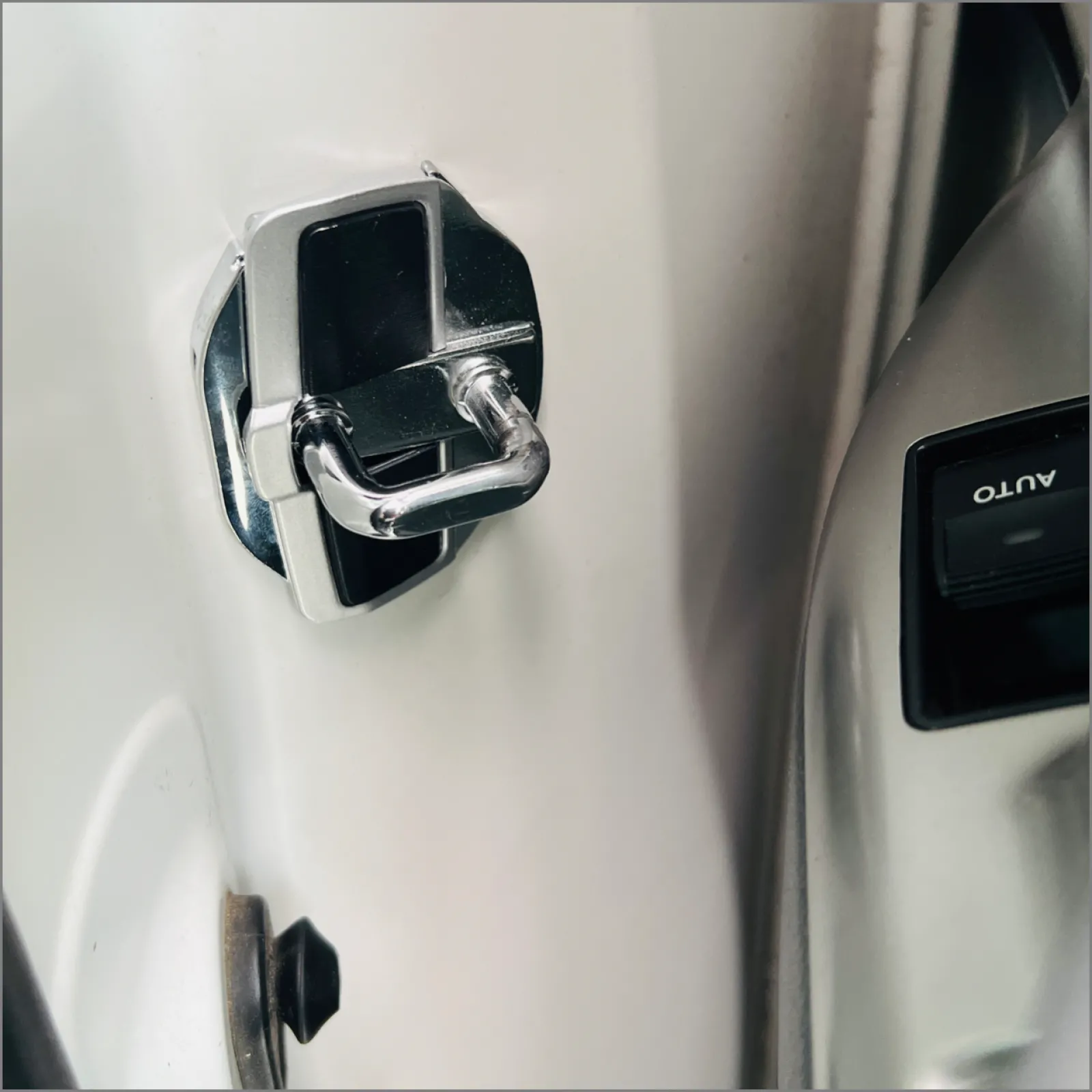 勇気一発装着してみました。
そして開閉テストすると問題なくロック出来るではないですか。ヒャッホー。