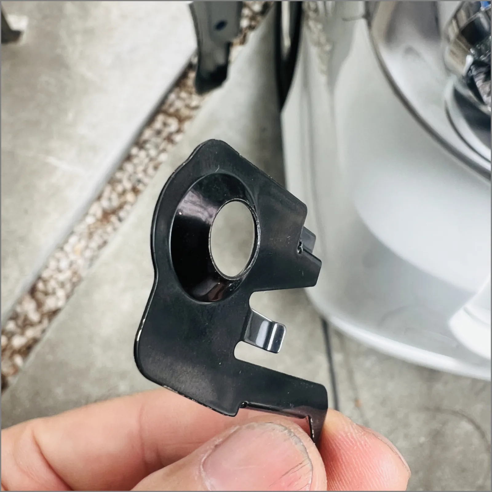 そこでネジ止めは下側だけにして、上側は両面テープ固定とします。
問題がこの皿ネジ用のテーパー加工です