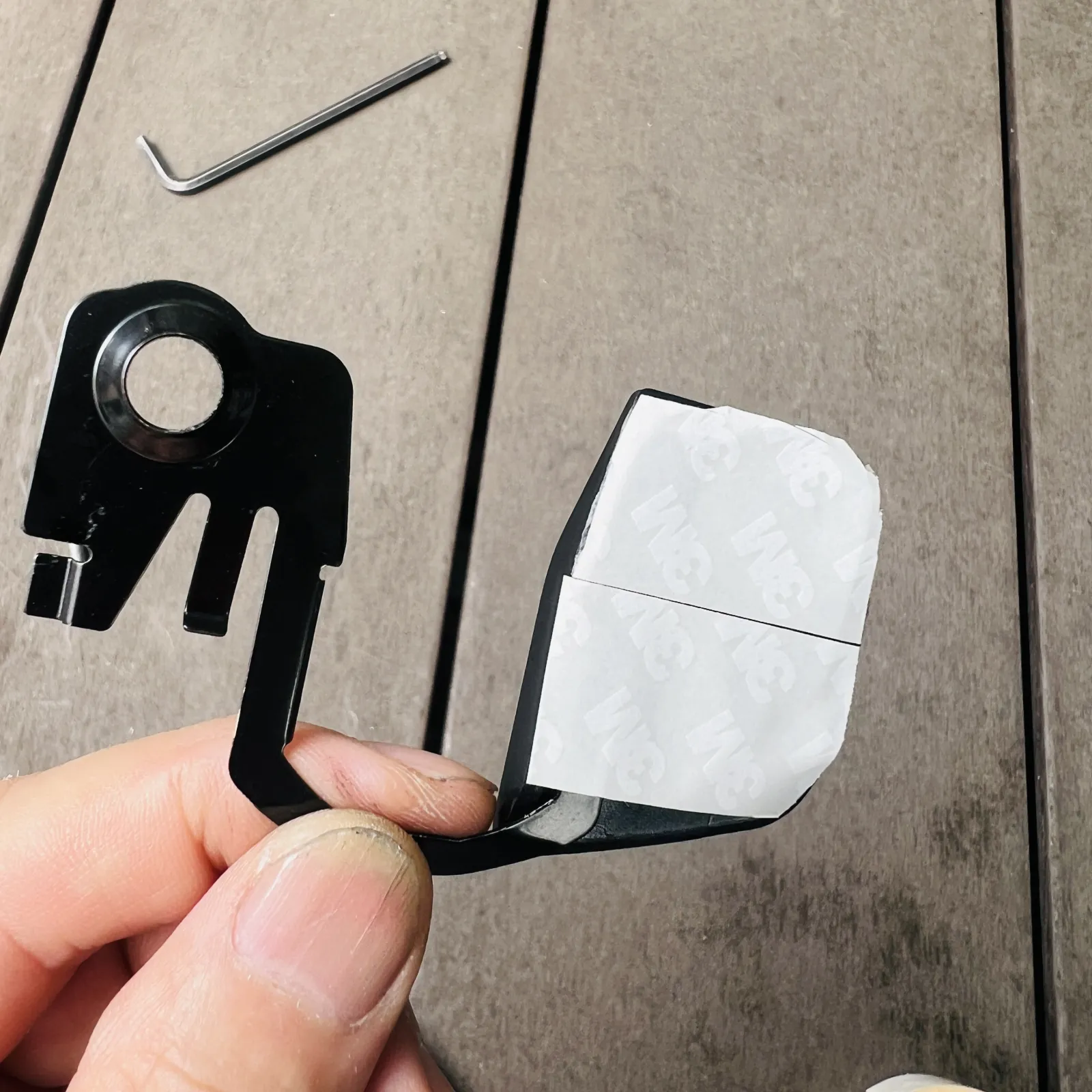 両面テープは3Mの薄型強力タイプです。
しっかりと脱脂して貼り付けます