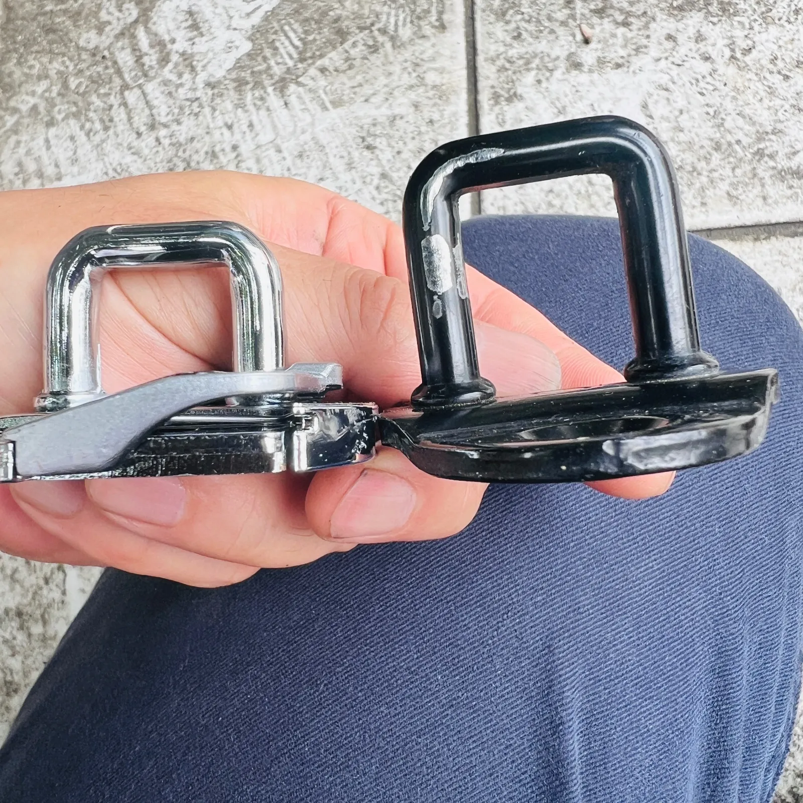 何てこった😕外してみると結構シャフトの長さが違うやん😆
けど塗装の剥がれ位置からすると結構ドアスタビライザーのシャフト長でもいけそうですね