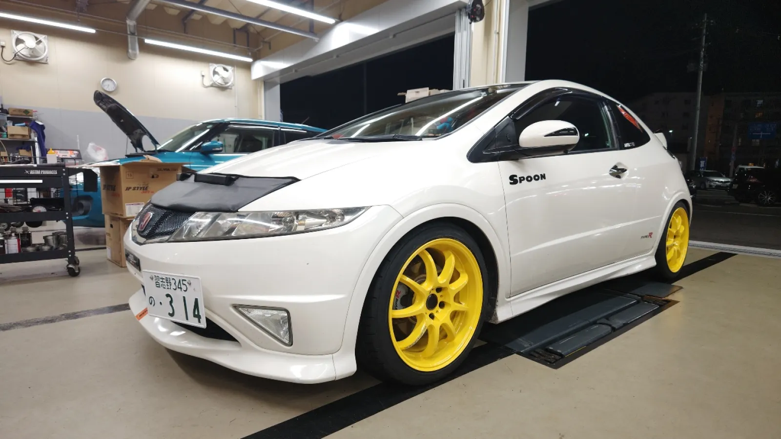 今まで純正の白ホイールを履いていましたが、ついに社外のホイールに交換しました❗️

WORK EMOTIONのD9Rで、ワークのカラーオーダーであるカラリズムでホーネットイエローをオーダーしました
サイズは1885 +47で純正の1875 +55から大幅変更ですが、元々純正にワイトレをF:20mm リア:15mmをつけてたのでツラはあまり変わらず
ホイールの幅を1インチ太くしたので、それに合わせてタイヤも225/40R18から235/40R18に変更

色の選択については、
黒:ホイールデザインが目立たない
シルバー・ブロンズ:ありがち
白:純正から代わり映えしない・ボディの白とホイールの白が違うのが気になる
ということで、SPOONのホイールの黒リーガマスターの供給が止まった際に、CR-Zのデモカーが黄色のホイールを履いていたのが好きだったのでこうなりました
これなら他の同車種オーナーがやっていない・やらないでしょ

スタッドレスに履き替える前にどこかで写真も撮りにいかなきゃ🎵