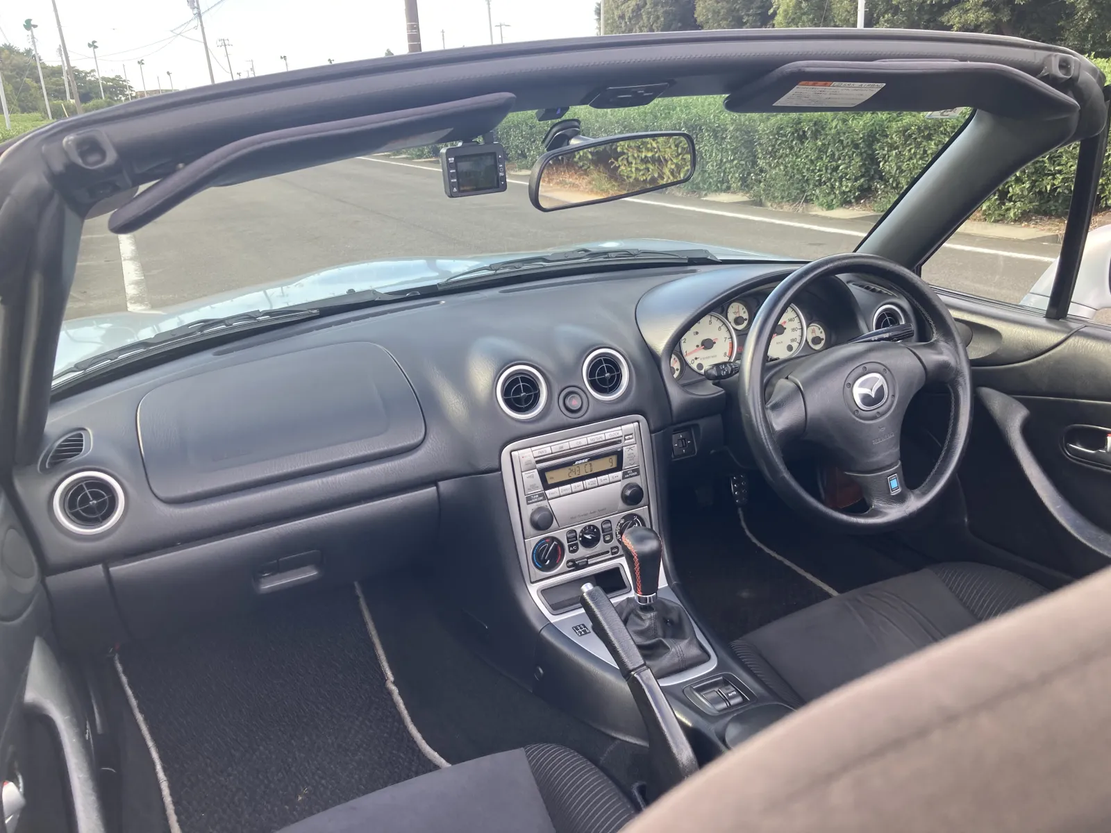 シンプルです。操作性は抜群な配置。
車が揺れていても操作しやすい回転つまみ系です。今時の画面操作とは到底違う古さはなくあくまでも操作重視がロードスターのあるべき姿。