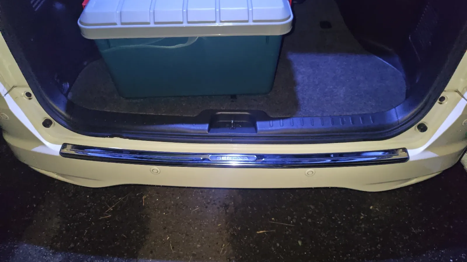 元々荷物下ろした時に付いたキズがあったのでそれが隠れて満足です。

取付後の写真