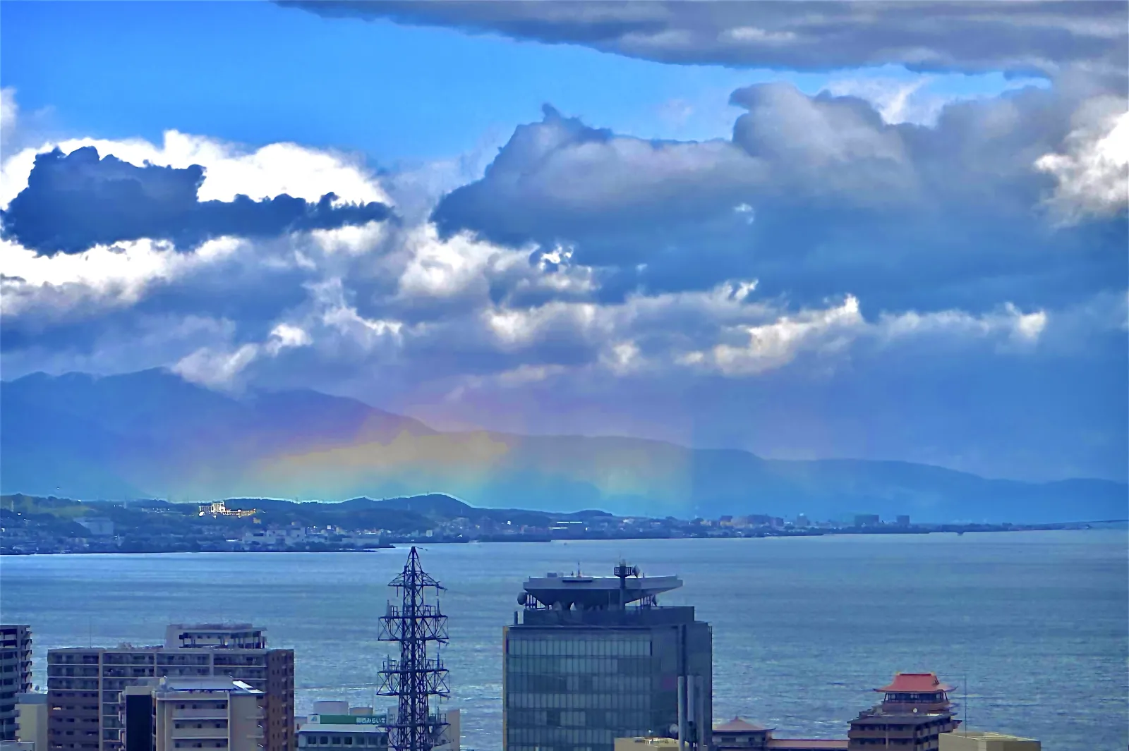 お昼を大津SAでいただいてた時、急な通り雨のあと対岸に綺麗な🌈
おもわず📸しました