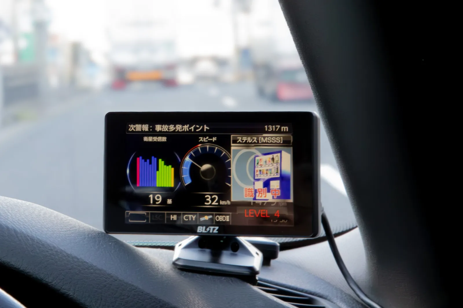 ここまで来た！BLITZ最新レーザー＆レーダー探知機『TL406RW』は可搬式