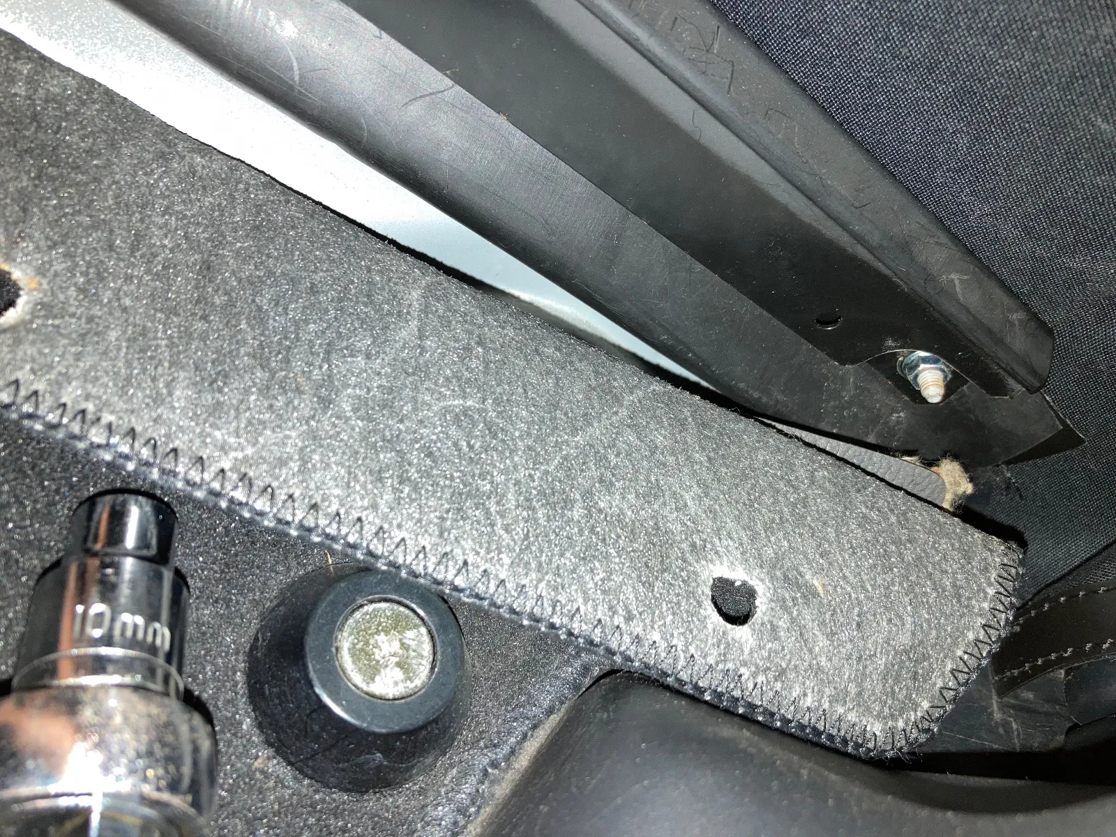 レインレールを挟んで押さえ込む、金具を締めるナットが無くても、一番端のところは大丈夫そうだったので、様子を見てやろうと思っていました。なかなかどうして狭いので締め付けするのに四苦八苦。ある工具でやれるか心配していましたが、なんとかやれました。やれやれです。　
こうやって、手をかけることでさらに愛着が増してしまうので、手放せなくなってしまうのです。走りに安心が増すので、もう少ししたらと思いつつ、実は先程に、マツダディーラーにNBのハブベアリング四輪の交換作業予約しました。16万程度かかりますが、NBの延命を修理します。


今日はここまで。
ではまた。