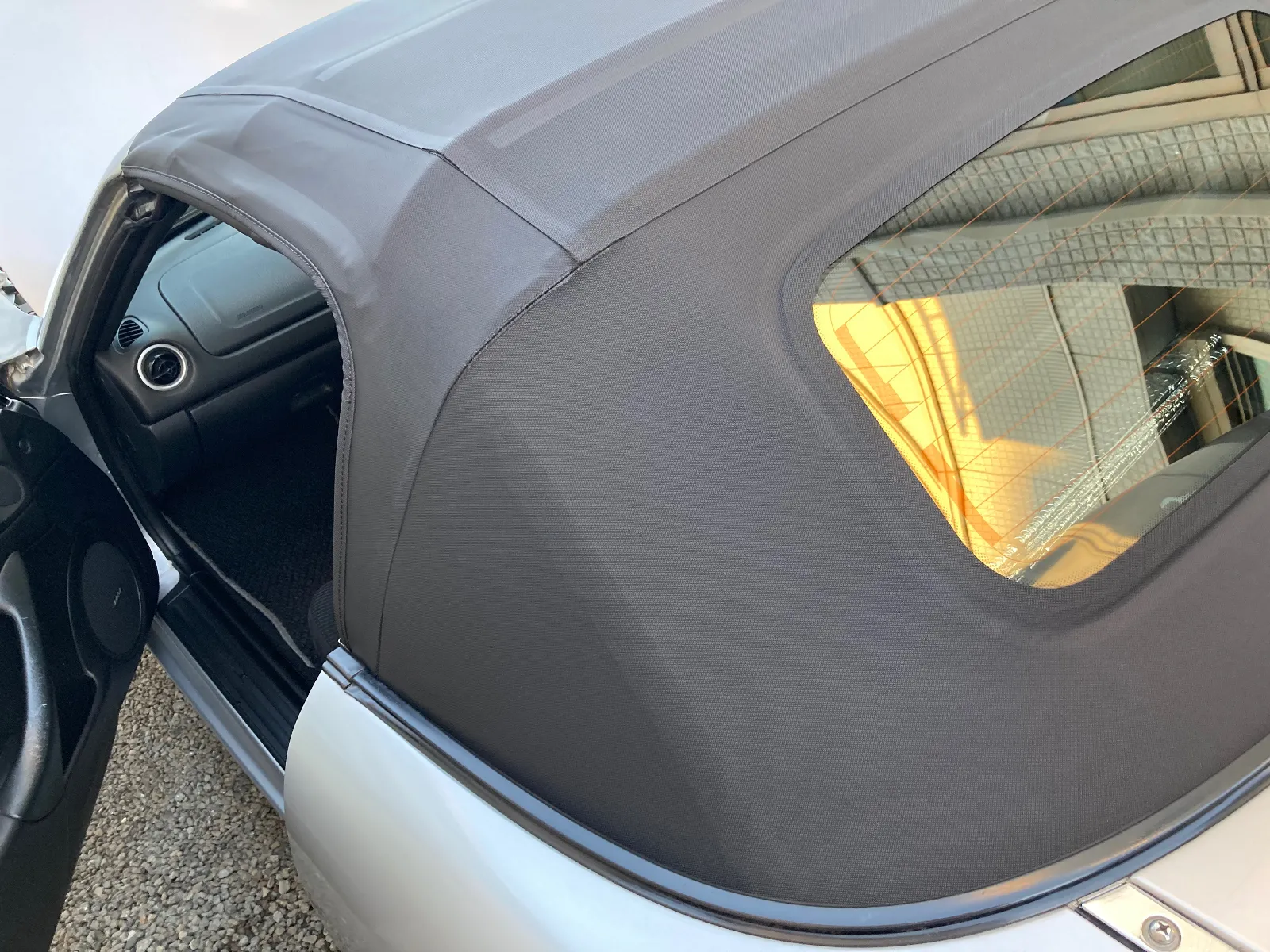 NBの幌の取付のナットが後方の左右端の部分だけ実はありませんでした。夏に幌も交換した際に両橋のナットをボディの中に落としてしまい、取り出し不可能で諦めました。