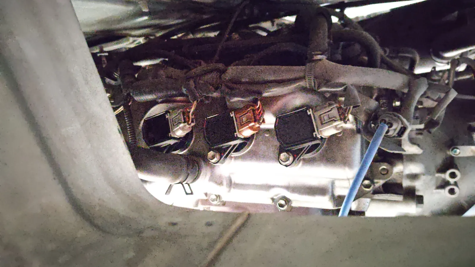 AT車はサイドカバーないみたいで下からすぐに見えて作業もかんたんでした。