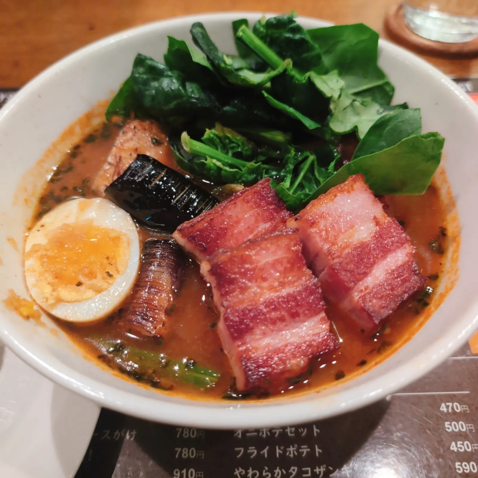 豆とパリパリほうれん草にベーコントッピング
これが最高に美味しいです
スープカレーのスープも美味しいし、ベーコンはここでしか味わえないベーコン
病みつきになります