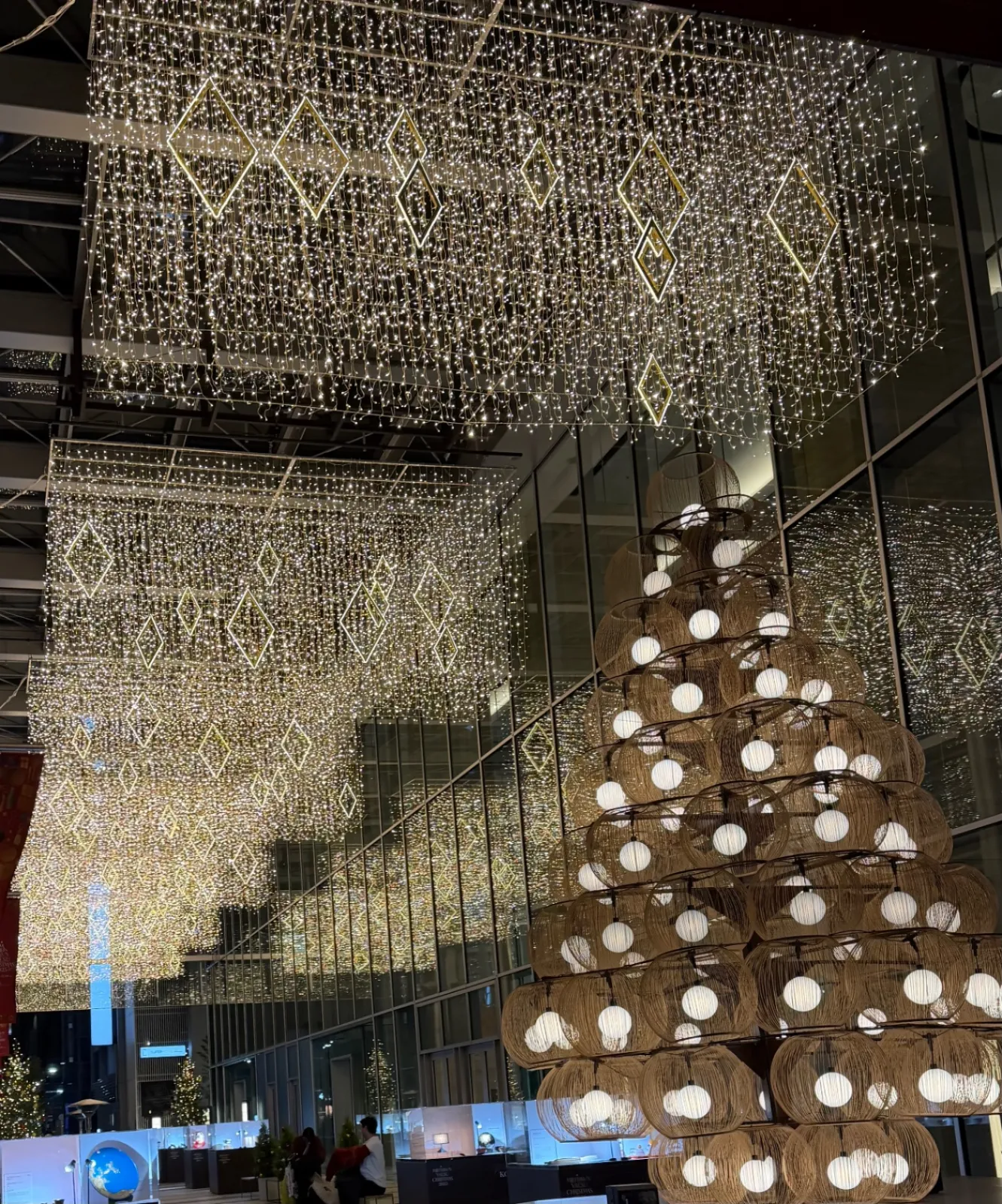 東京ミッドタウン八重洲の駿河竹千筋細工で作られたクリスマスツリー✨