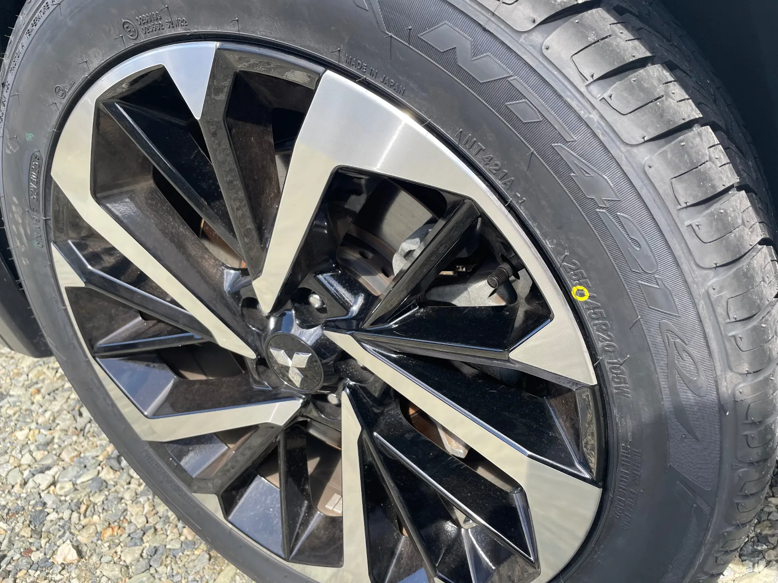 NITTOタイヤ
NT421Q
255/45R20

タイヤ交換しました

替えてみて意外と
静か〜
乗り心地も純正のエコピアより
よく感じるかも！？
あとは耐久性に期待ですねー