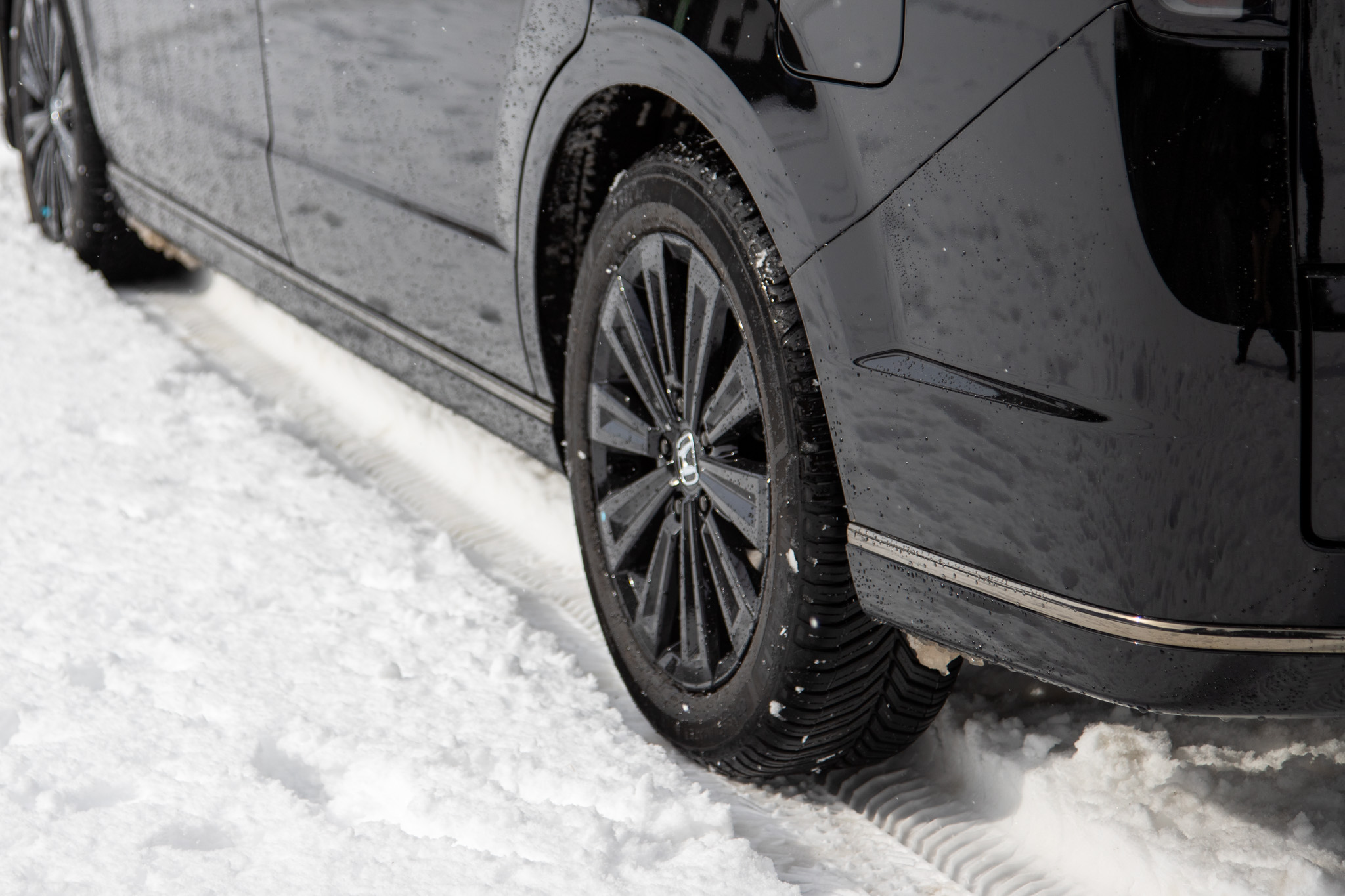 突然の雪にも慌てない。ミシュランの最新オールシーズンタイヤ