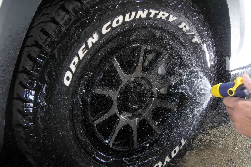 忙しい時期だからこその時短作業か、完璧な輝きを取り戻すためのひと手間プラスか!?【カーケアCLIMAX】足元まわりの徹底クリーニング