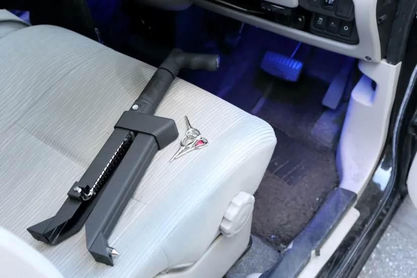 ブレーキペダルをわずか2アクションで固定できる最新盗難対策【用品考課】盗難防止ブレーキロック