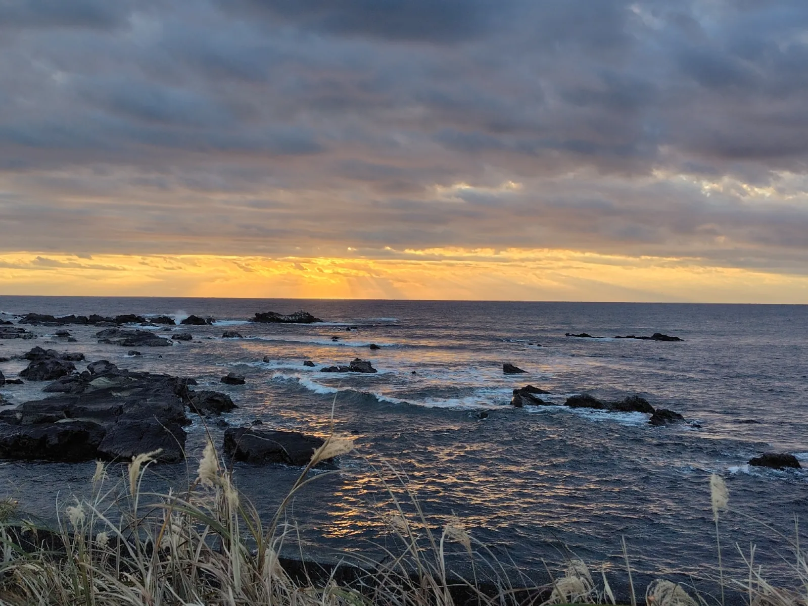 道の駅ちくら潮風王国付近で初日の出を見ようと来てみましたが、雲が厚く初日の出を拝むことは出来ませんでした
でも雲の間から日が差して綺麗でした