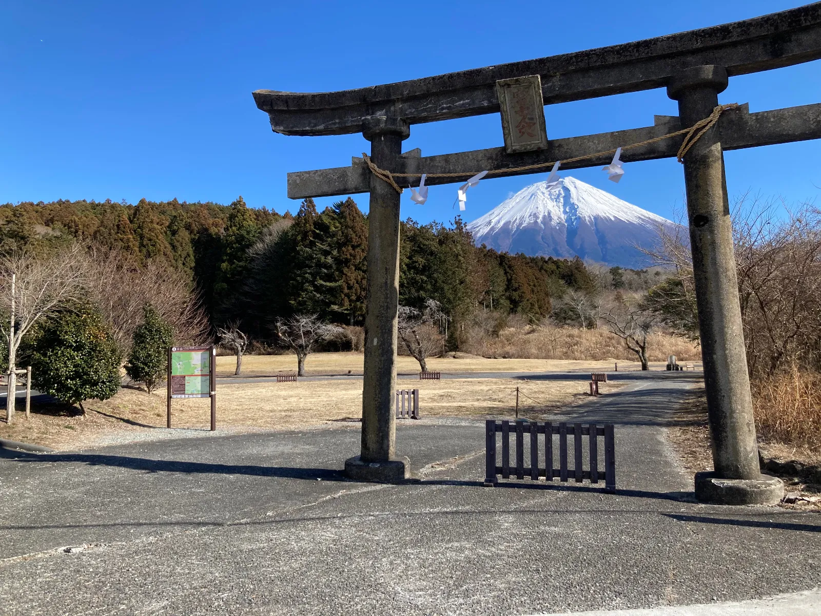 人穴神社に参拝します。
鳥居の向こうは富士山、御神体を崇めます。