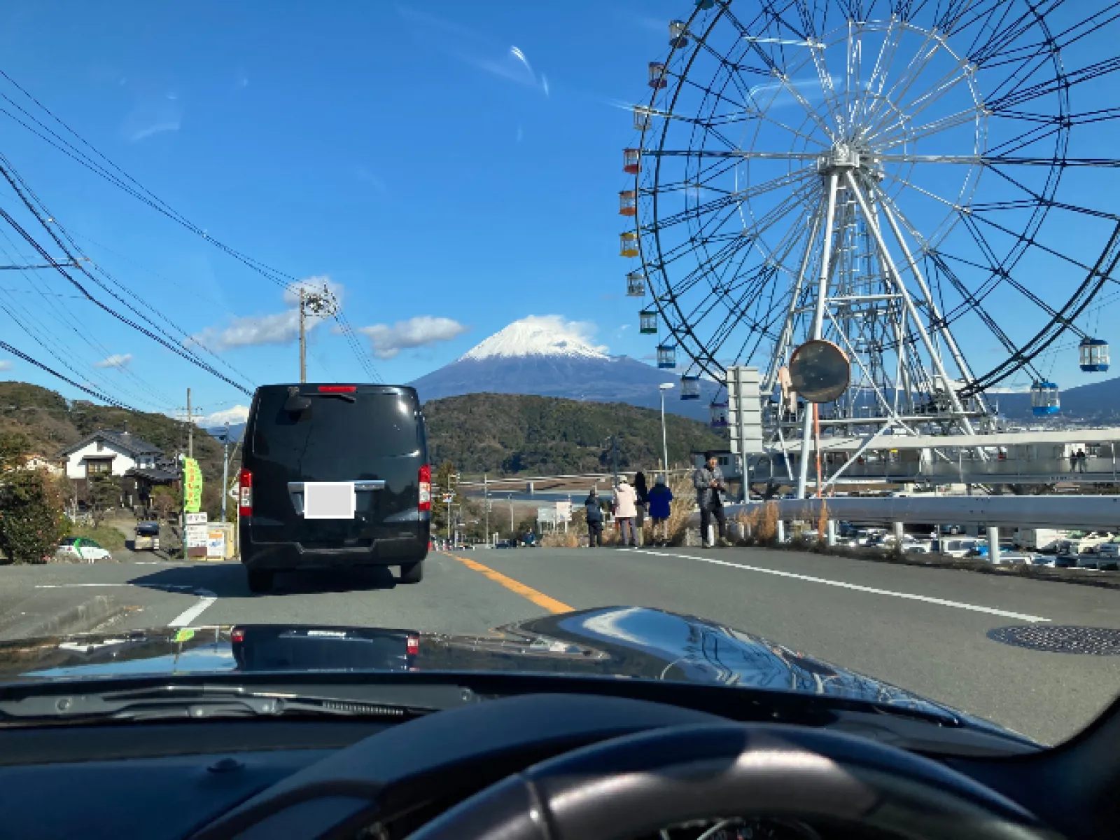 本日は、 NDで出動です。
東名富士サービスエリアからETCゲートを出て富士山世界遺産の一つ人穴神社に向かいます。
観覧車とのコラボ富士山を撮影する人が多いです。