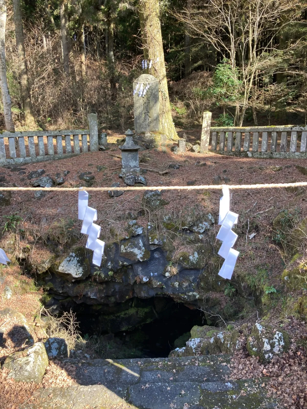 人穴は富士山に向かう前にここで修行したそうです。