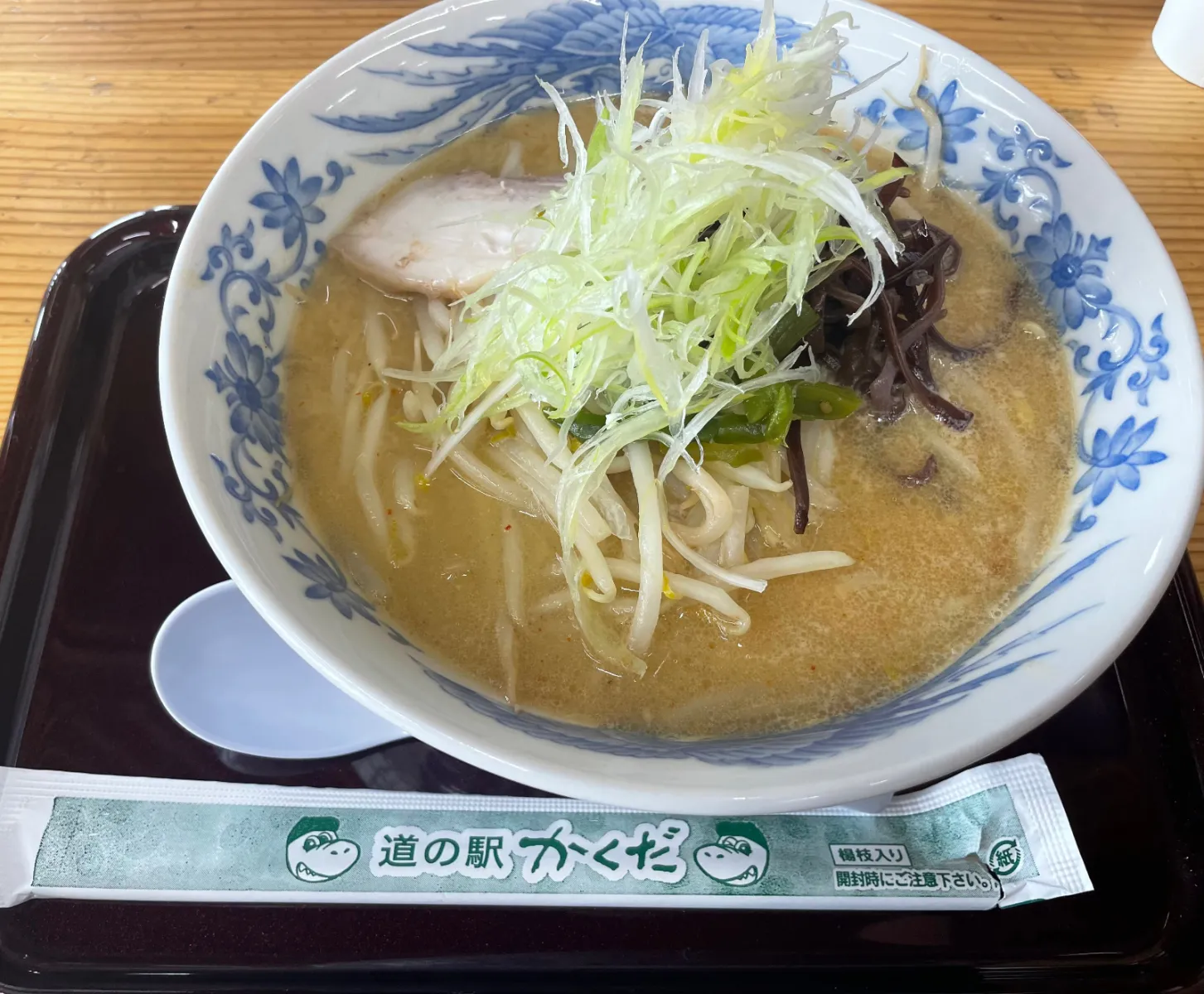 道の駅角田の味噌ラーメンとてもおいしくておすすめです
野菜はネギ、きくらげ、茎わかめが乗っていておいしいです！