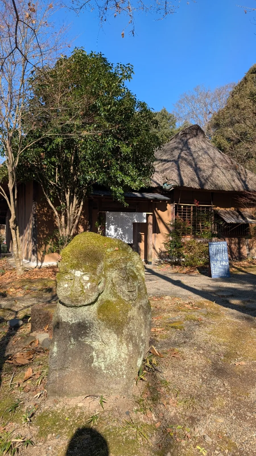 通りかかっただけで、中には入ってませんが、かわいい石像？がお出迎えしてくれてました。