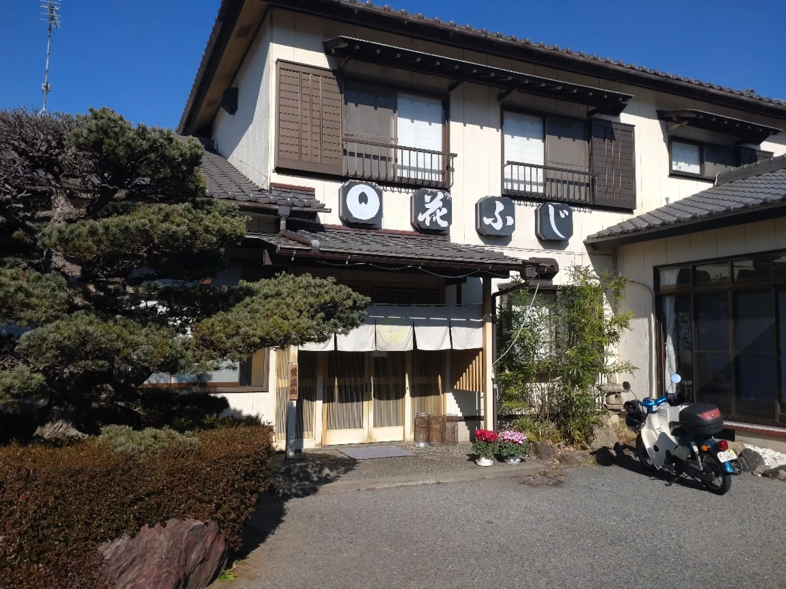 住宅街の中にあるので分かりにくいですが、人気店です。