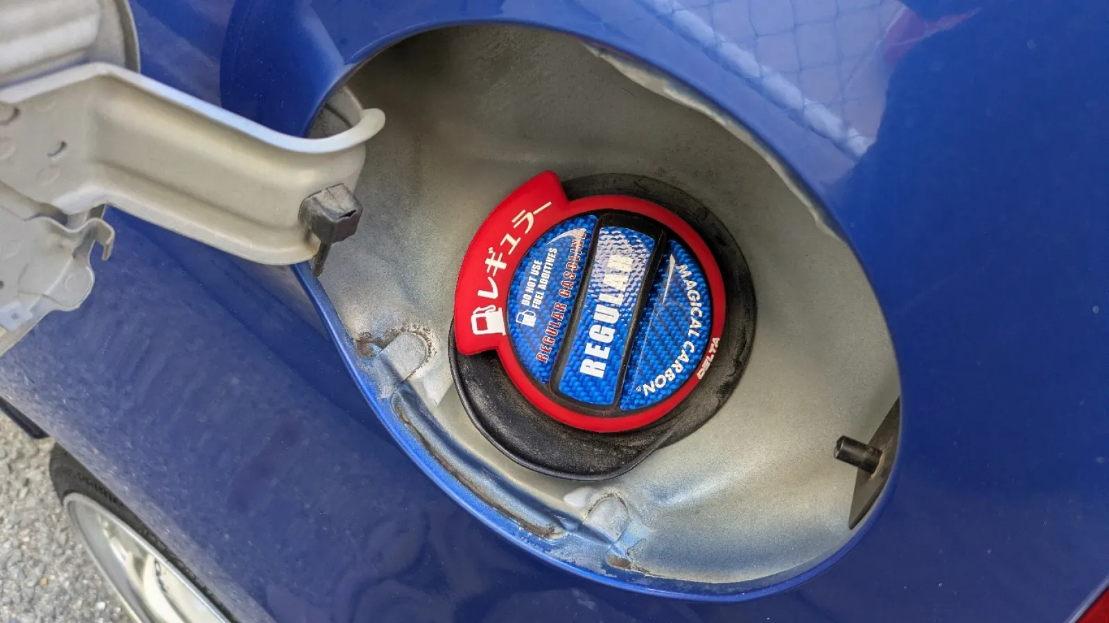 愛車はストラップ（紐）が切れてるので、外して取り付けました♫何気にミャクミャクに見えて笑っちゃいました♫