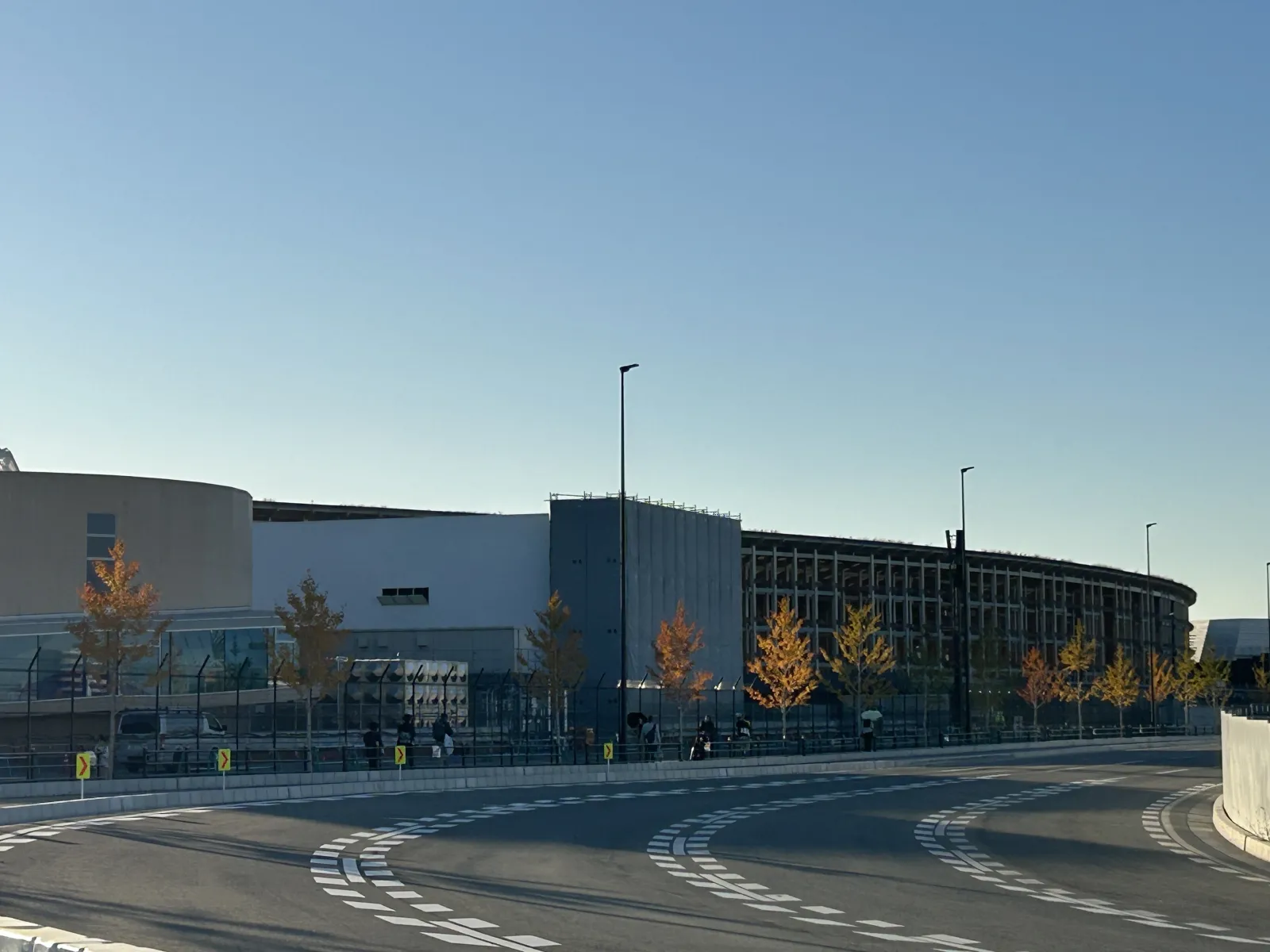 結局 大阪 関西万博には行けなかった我が家。
始まる前からあんなに行くって公言してたのに…

なので
もうそろそろ解体が始まりそうな雰囲気の報道を耳にしたので
せめて最後の雄姿は見ておこうと、フェンスそばまで見に行ってみた。

まだかろうじてミャクミャクがゲートのところに鎮座されてました。

2025.11.23