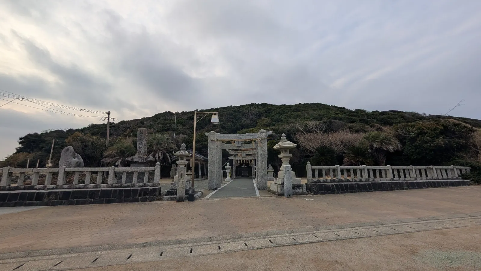トトロの森のすぐ横にある神社⛩️
狛犬みたく牛がいた。
海の方まで行くと鳥居があって天気が良ければいい写真取れそうです📸