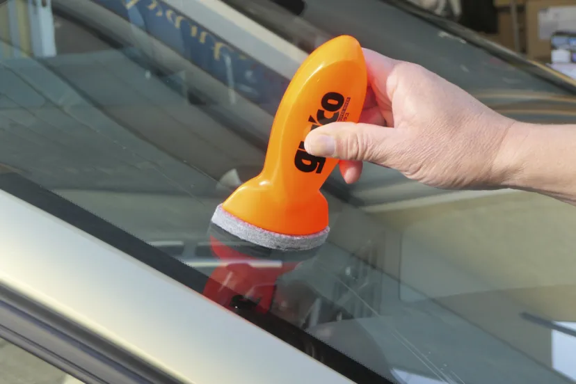 洗車前施工の仰天手法で手間と時間を削減【用品年鑑2026・オブザイヤー受賞作】らくらくガラコ