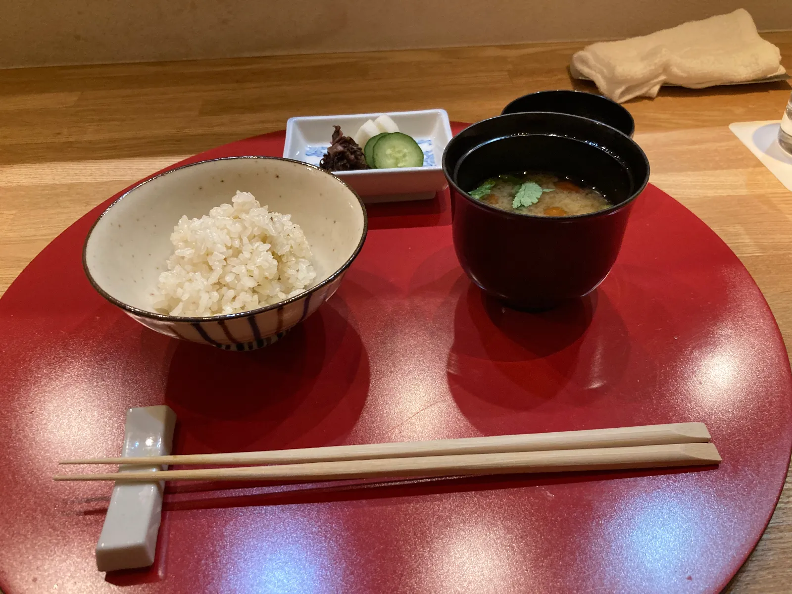 ふきのとう炊き込みご飯、味噌汁。漬物