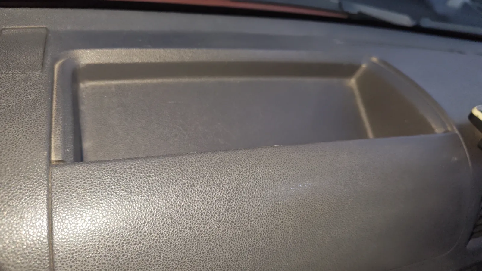 このスペース使い道がイマイチ不明で物入れても運転席から見えないので不便だったので作る事に