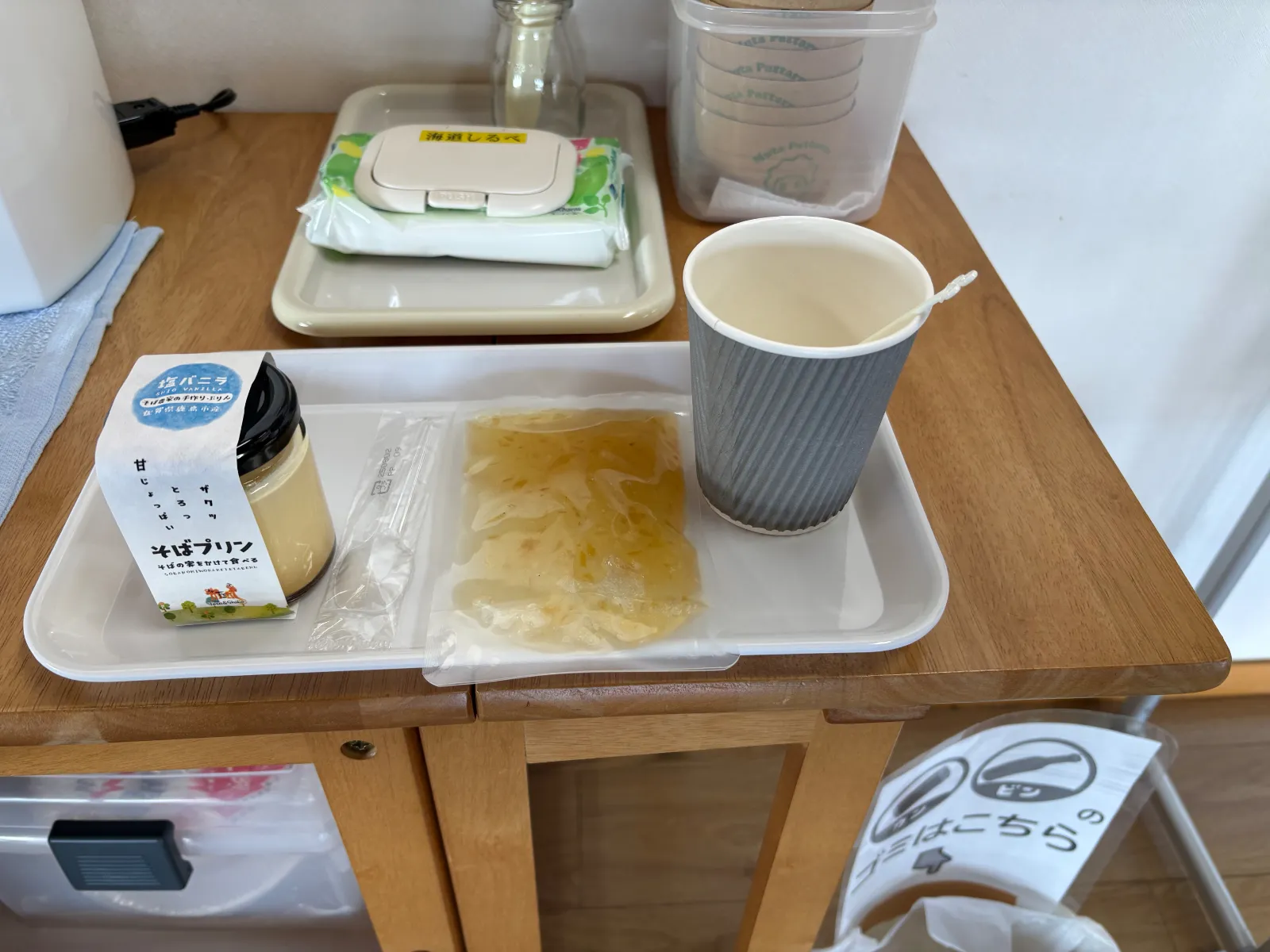 プリンは中々の濃いめ
そこに追加で蕎麦の実と塩追加
甘味増しますね
ホットレモン、こちらレモンの素を自力でお湯割り
濃いめの中の酸味がとっても喉に優しいデス