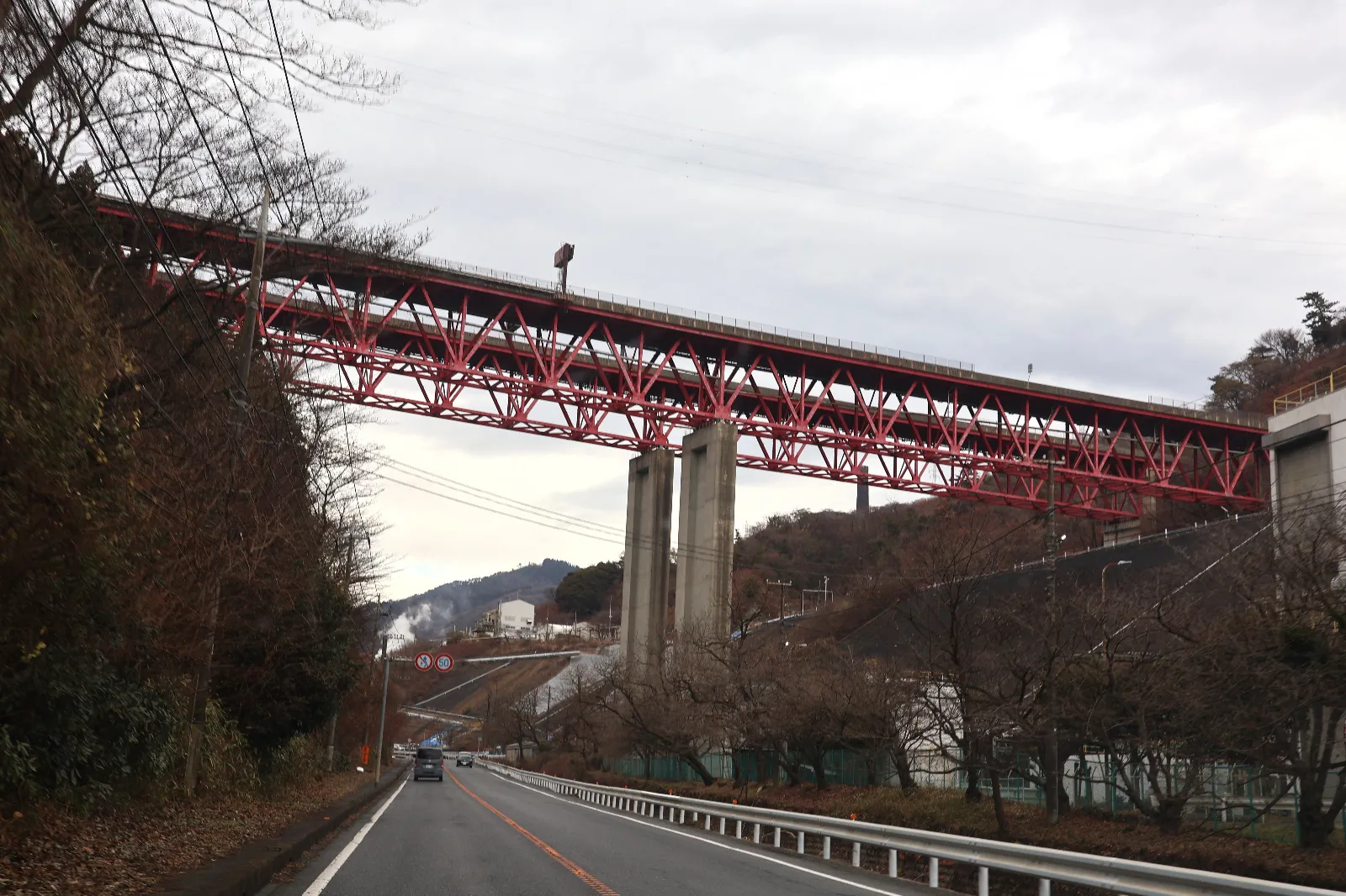 海から山の方へ走っている途中に見えてきた赤い橋。
カーナビ見たら、常磐道だった。

あのトンネル手前の海が見える道！
鞍掛トンネル入るところ、出るところ。
ここで朝日も見たことある。

道がつながった。ちょっと嬉しかった。
今度、上を通るときには下の景色を思い出そう。

下道 楽しい。