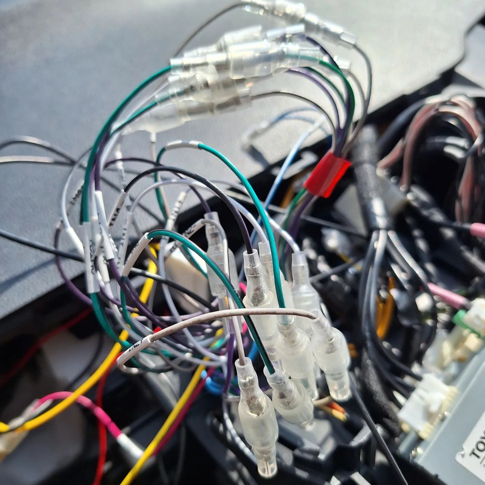 スピーカーの入出力は間違えないように結線。
間違えると電源入りません。