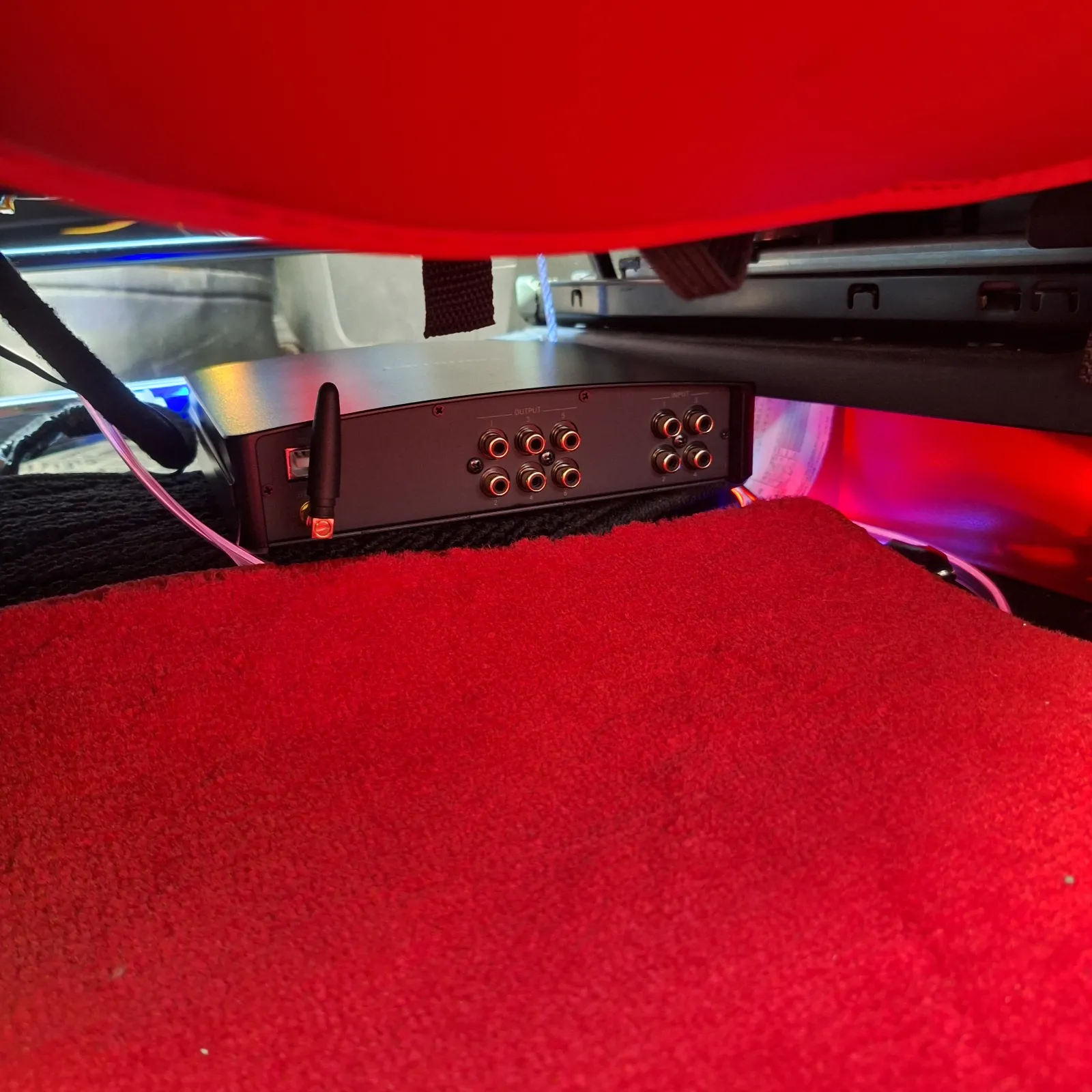 助手席シート下に設置