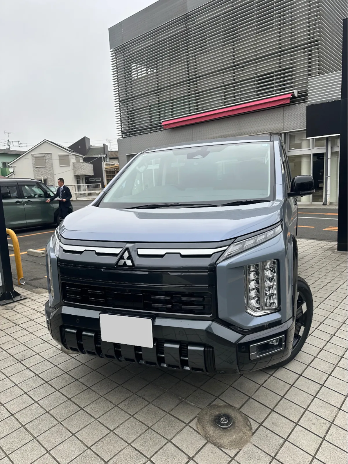 3年目の車検でディーラーに来ました。新型が置いてありますね。営業さんの話ではかなり売れているようです。