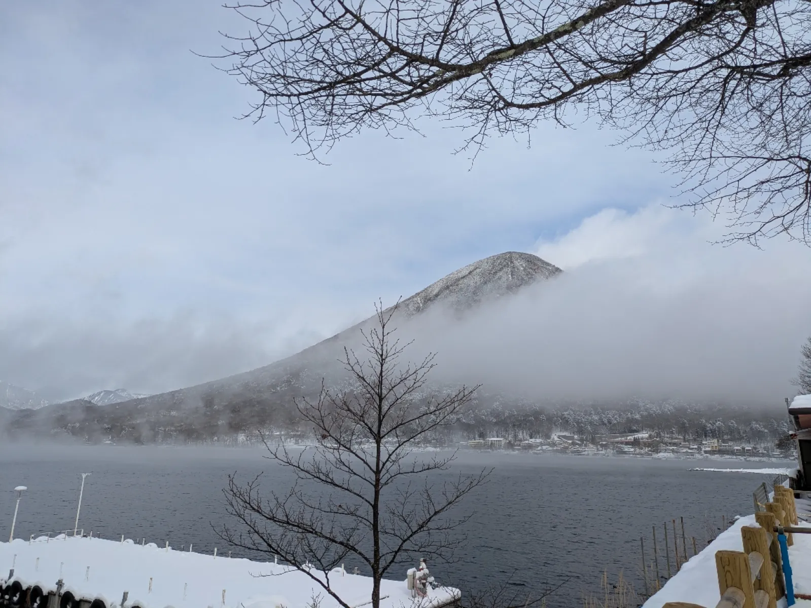 中禅寺湖からの男体山
中禅寺湖も凍らないのね