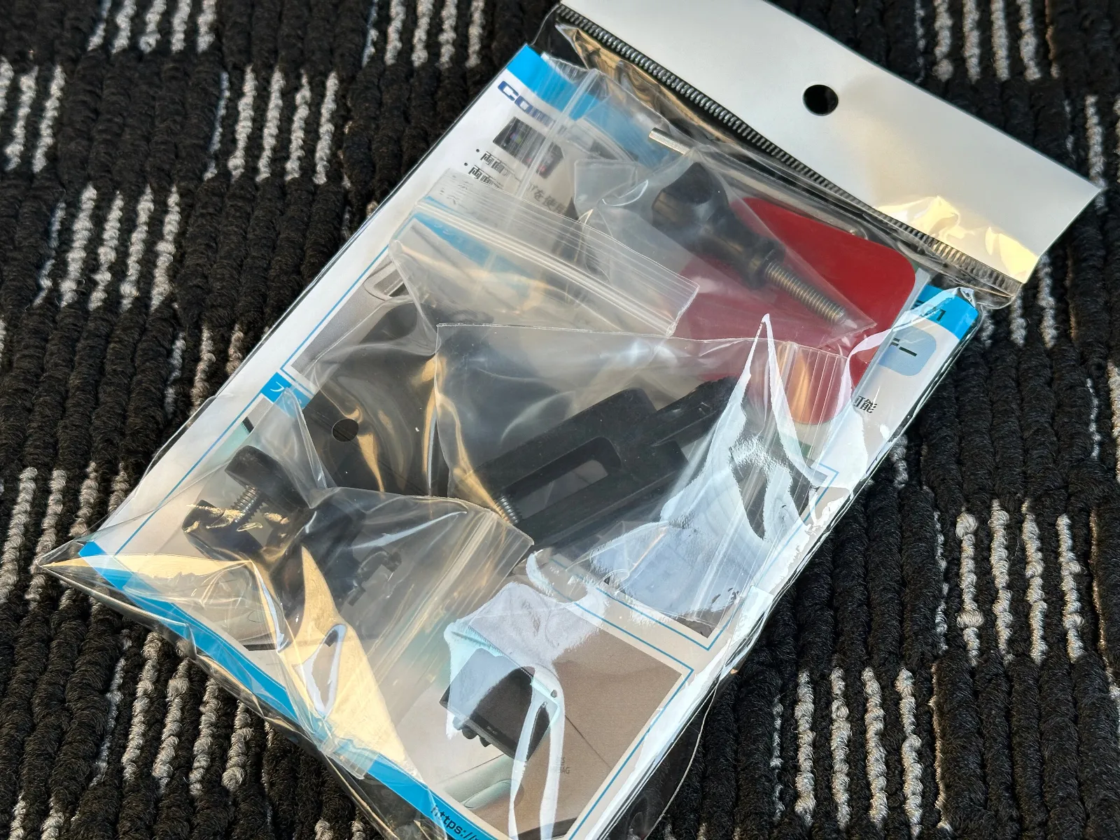 付属の台座はフラット面では問題ありません
セパレートタイプではないので、車種によってはサードパーティの台座が別途必要