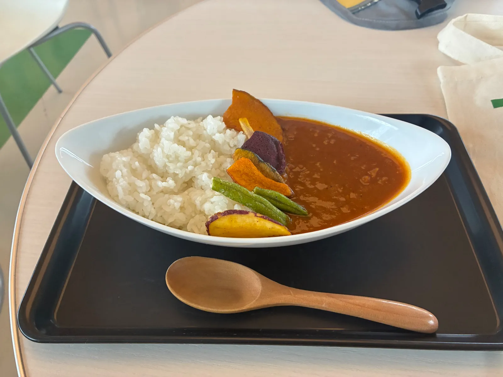 東京都庁展望台45Ｆで200ポイントゲット！
アプリにZ座標ないから昇るまえからポイントゲット、カフェがあり、キーマカレー1100円！