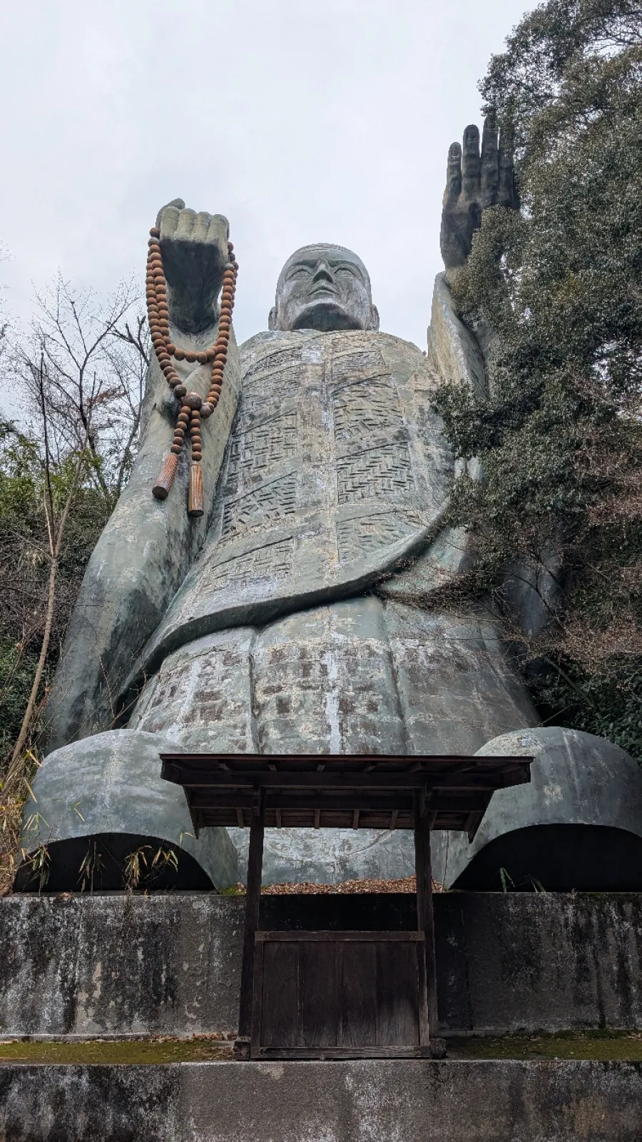 日本一大きなおびんずる様と言われているそうです。
境内には石体観音三十三基や石橋など見どころたくさんでした。
つつじ公園があるようなので、また時期が来たらいきたいと思います。