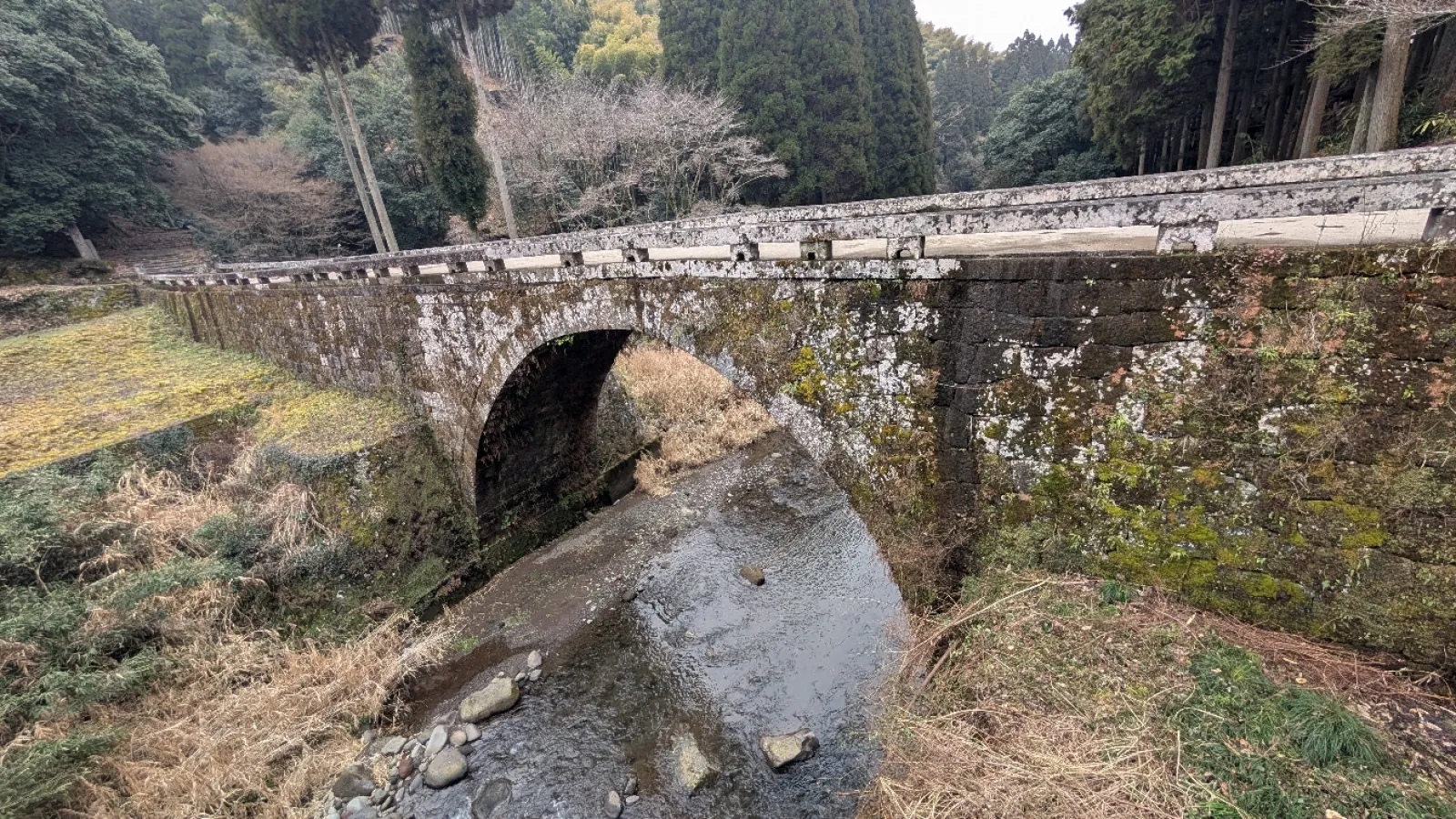 上に続く階段があったり、川以外の水路が作ってあったり、何だか複雑な造りになっていました。
階段を上ってみようと思いましたが、誰もいなくて鬱蒼としてちょっと怖かったので大勢で来た時の楽しみにとっておきます😅